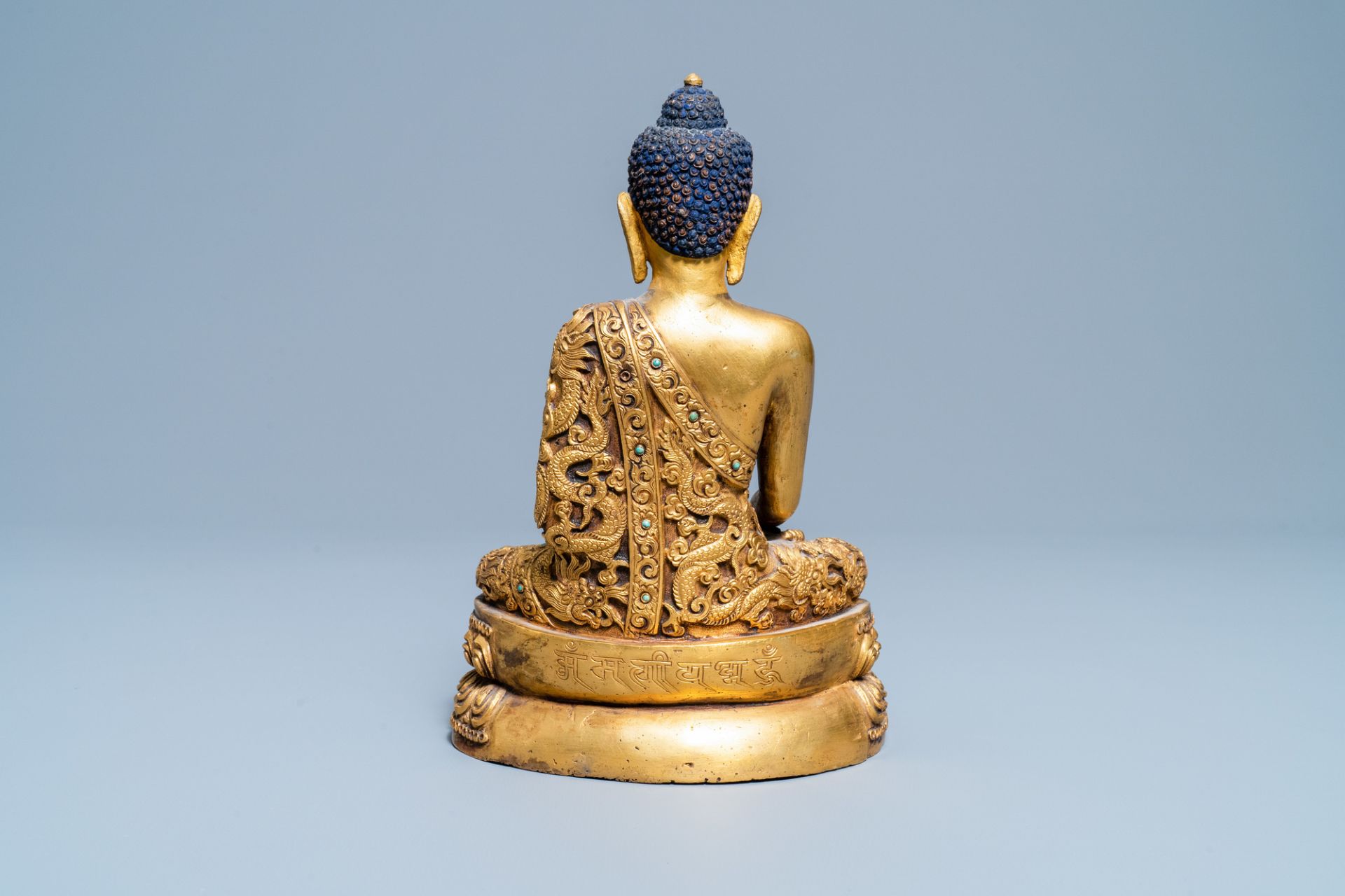 A Chinese turquoise inlaid gilt bronze figure of Buddha with an inscription, 20th C. - Image 3 of 6