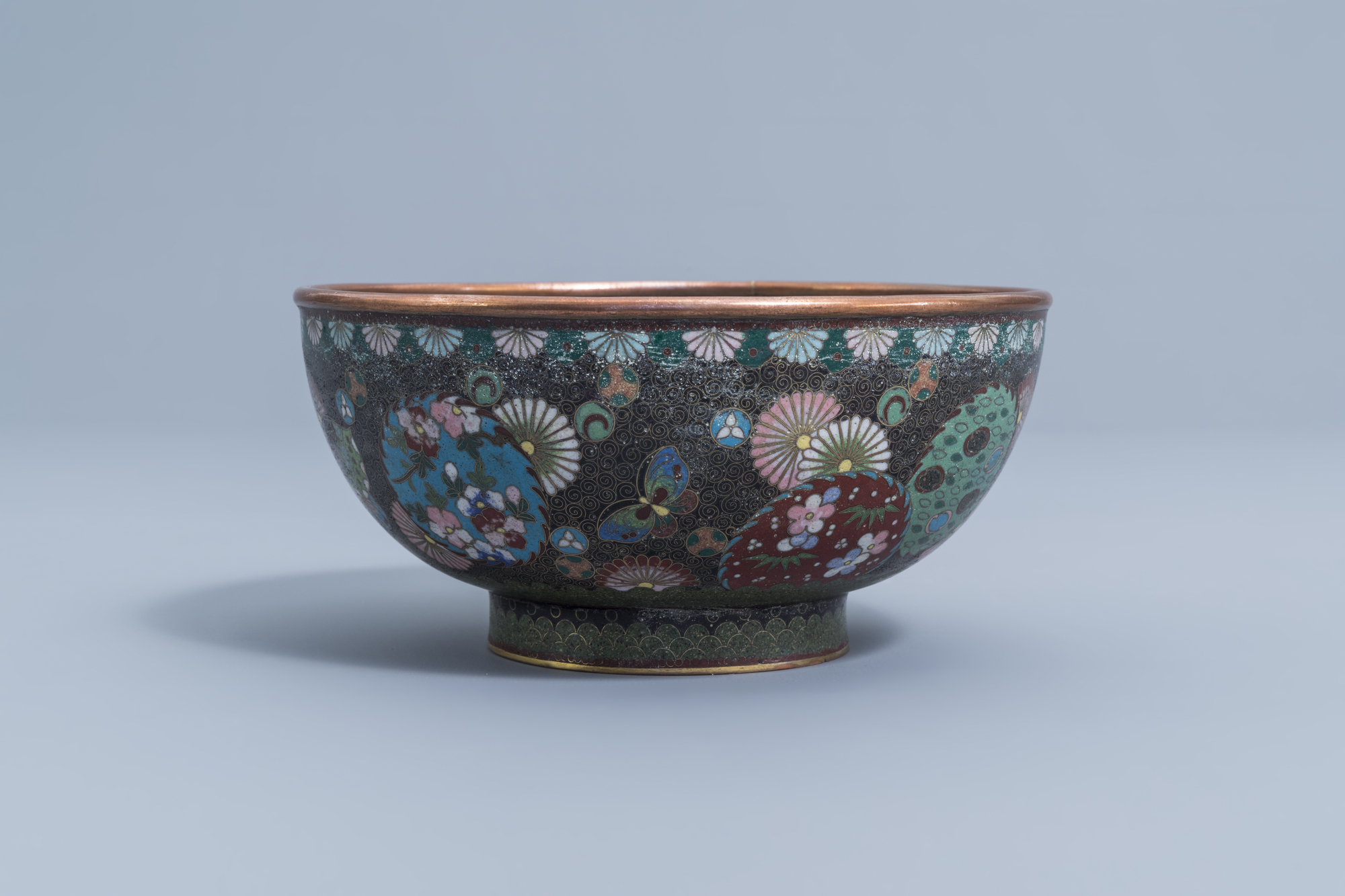 A Japanese cloisonne bowl with a phoenix, butterflies and floral design, Meiji, ca. 1900 - Image 5 of 7