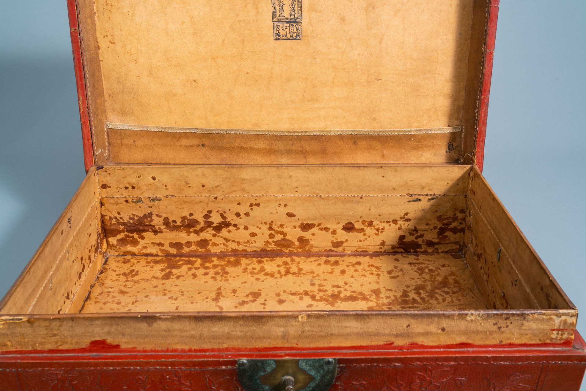 A pair of Chinese partly red lacquered leather travel trunks with floral design, 20th C - Image 12 of 13