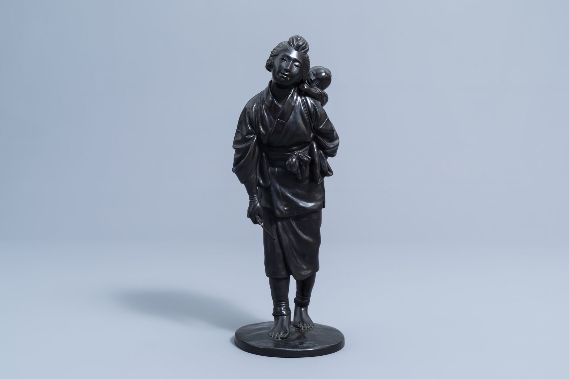 A Japanese bronze okimono of a mother and child on their way to the field, Meiji, 19th C. - Image 3 of 10