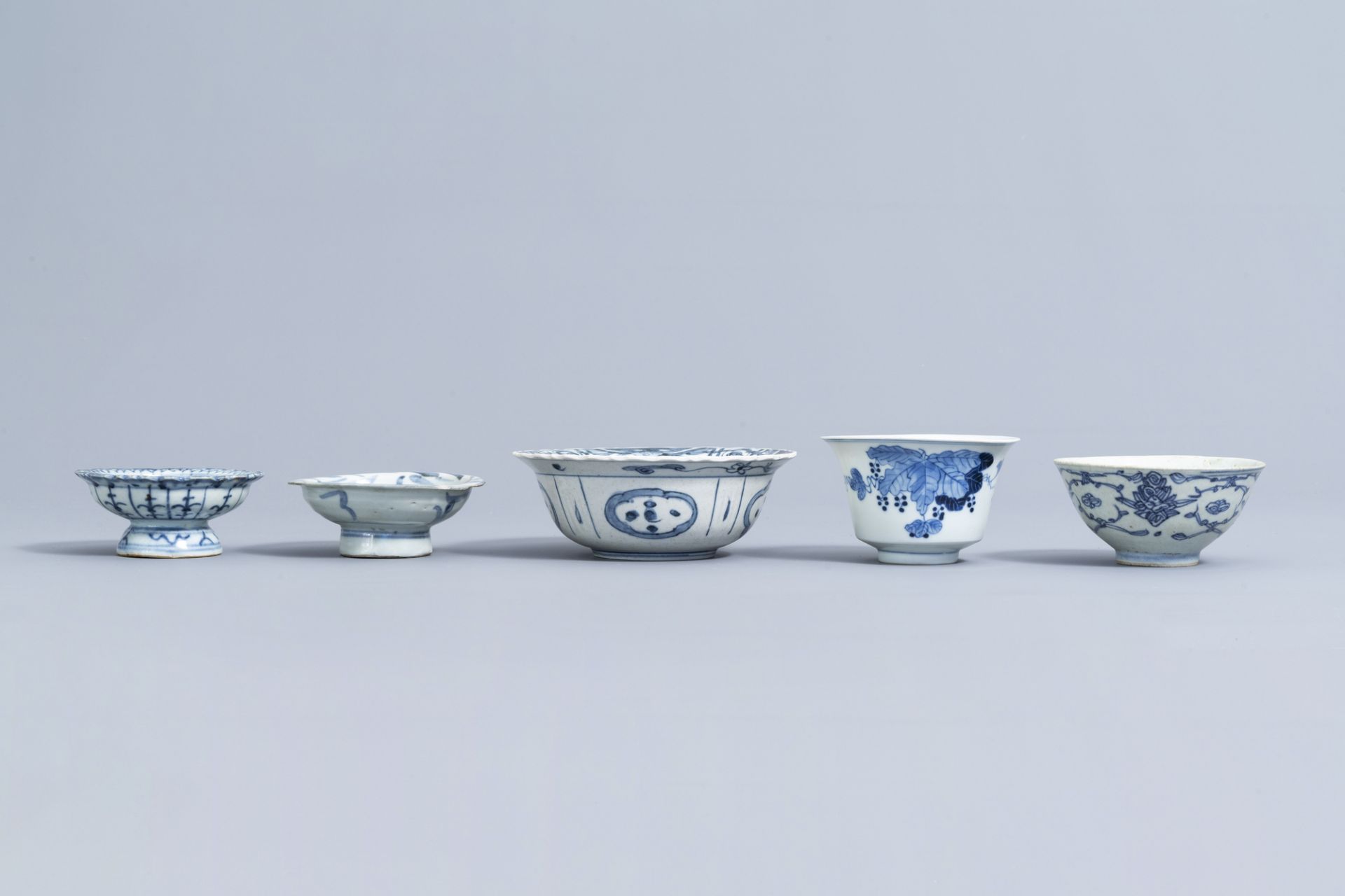 A varied collection of Chinese blue and white porcelain, 19th/20th C. - Image 8 of 13