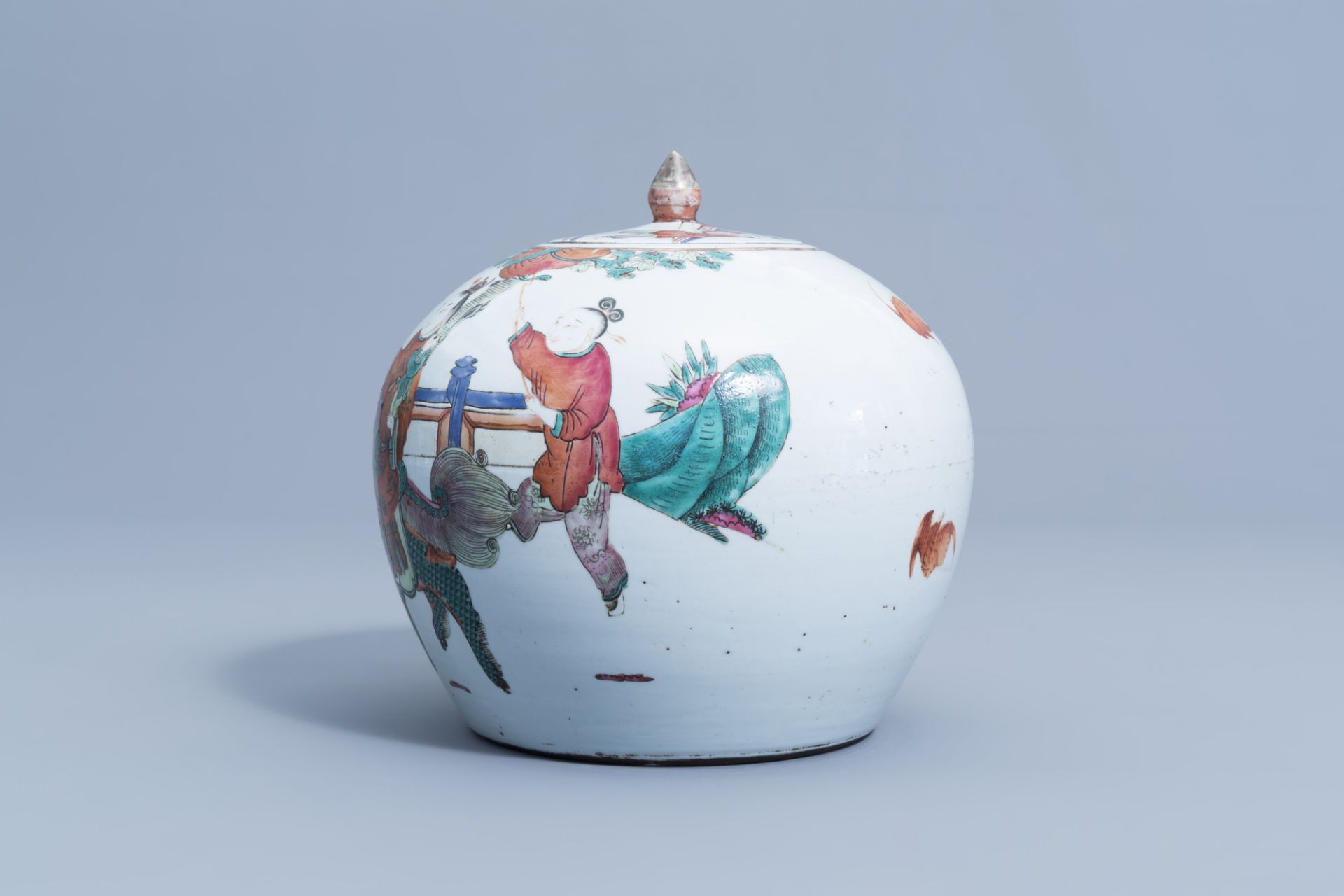 A varied collection of Chinese qianjiang cai and famille rose porcelain, 19th/20th C. - Image 22 of 24