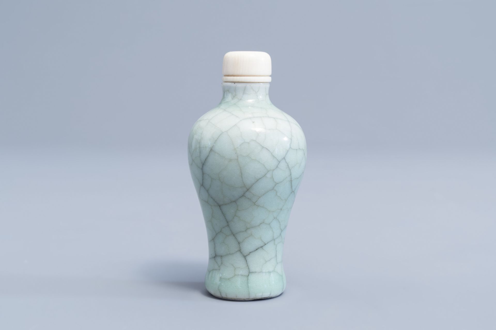 A Chinese celadon crackled glazed snuff bottle with ivory stopper, 19th/20th C. - Image 2 of 8