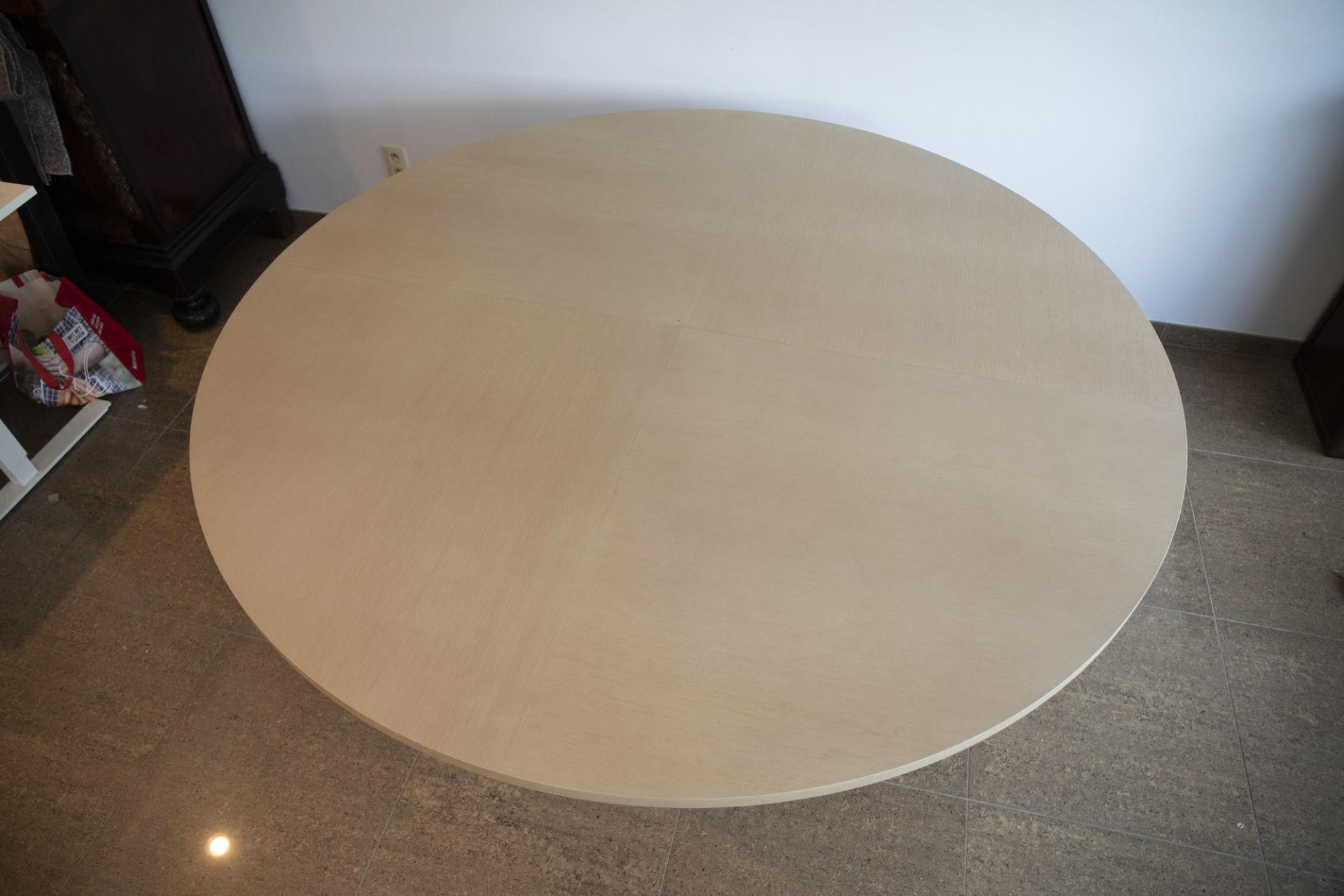 A large, round oak design table, Minus, Poperinge, 21st C. - Image 6 of 9