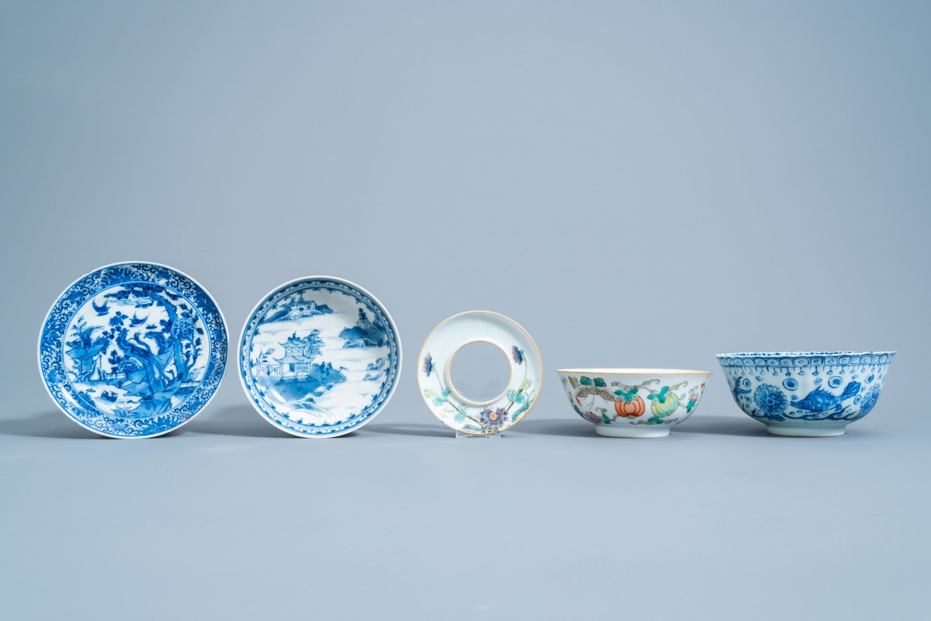 A varied collection of Chinese blue, white and famille rose porcelain, 19th/20th C. - Image 6 of 9