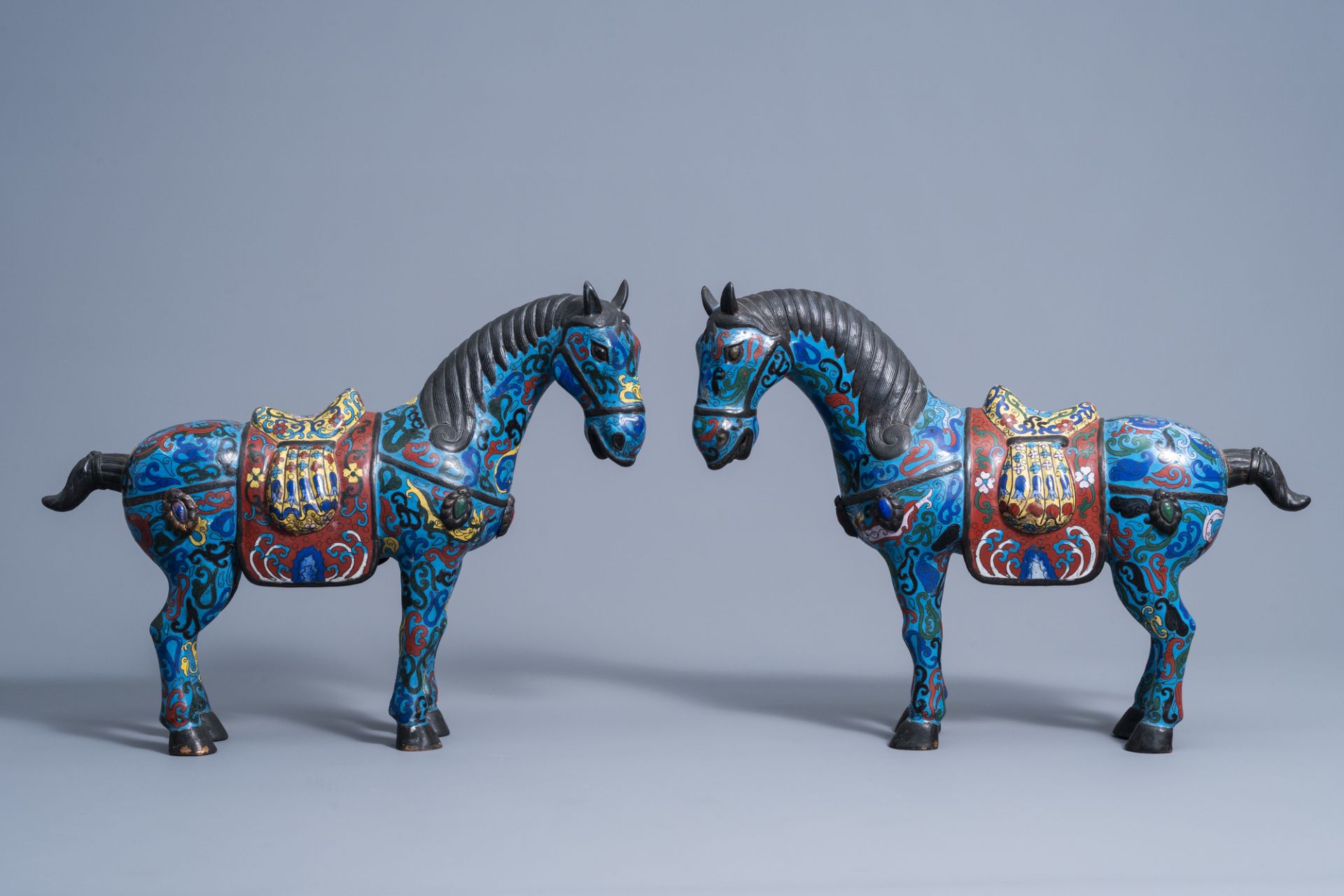 A pair of Chinese cloisonne horses on wooden bases, 20th C. - Image 2 of 9