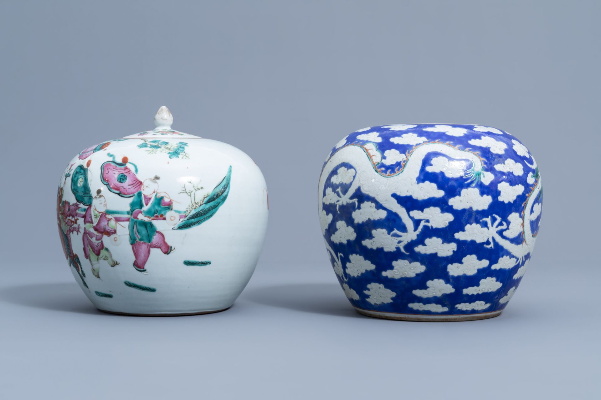 A Chinese famille rose jar and cover with figurative design and a blue ground 'dragon' jar, 19th C. - Bild 4 aus 9