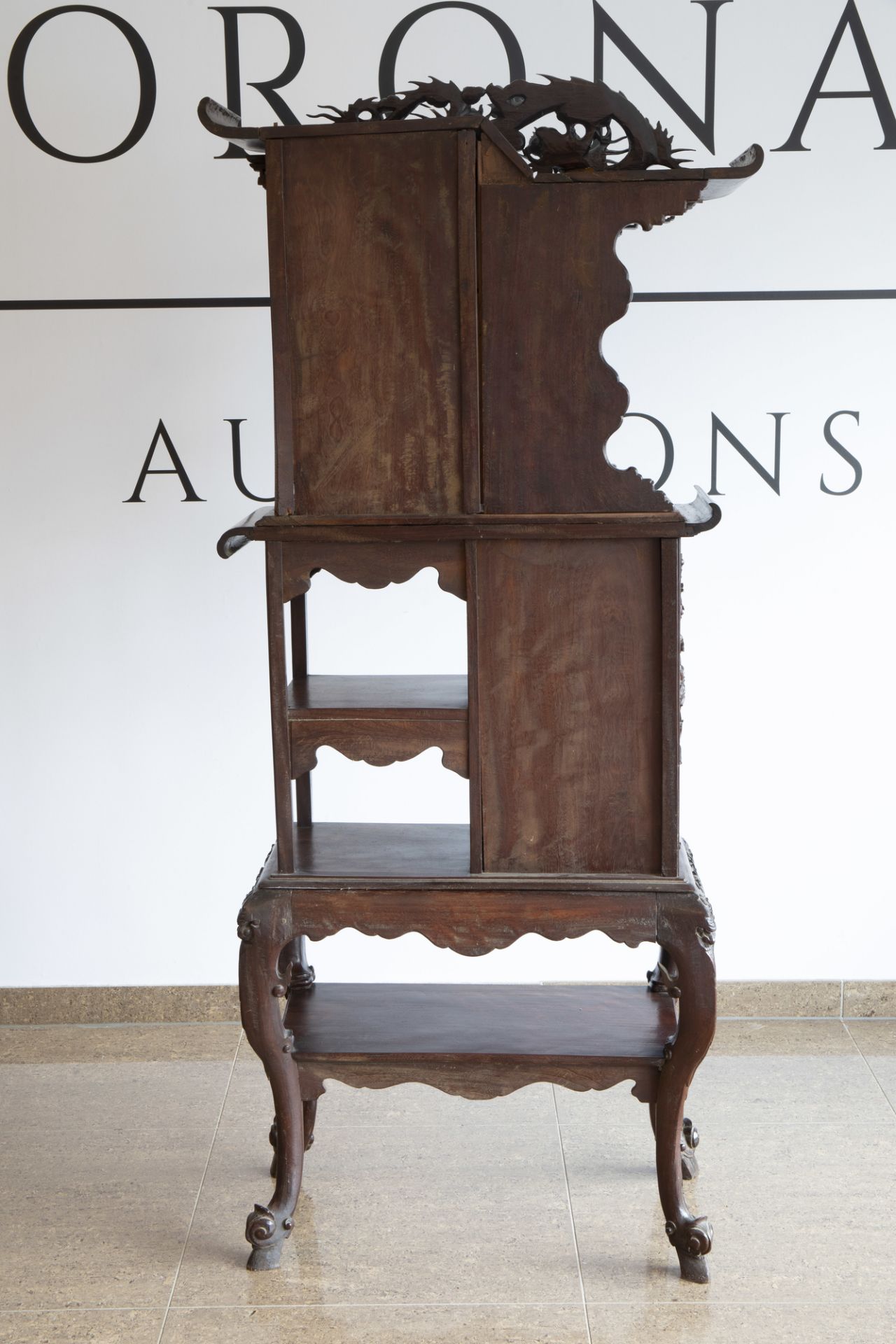 A Chinese reticulated wooden 'dragons' display cabinet, ca. 1900 - Image 5 of 7