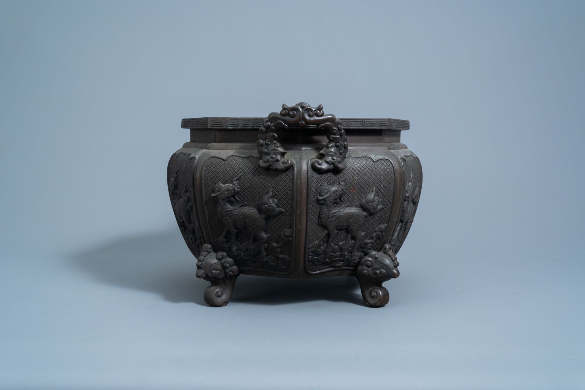 A Japanese octagonal bronze jardiniere, Meiji, 19th C. - Image 3 of 7