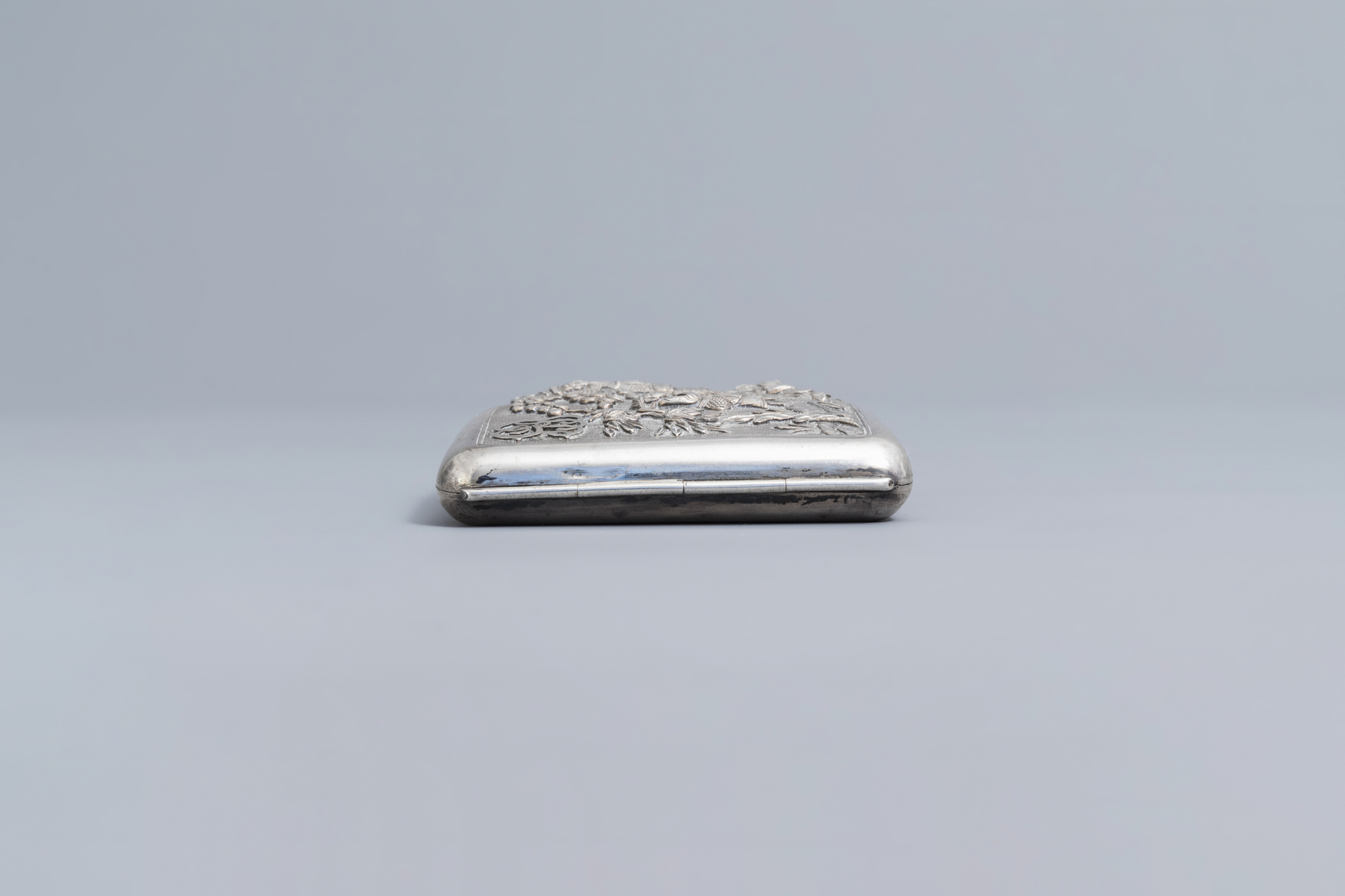 A Chinese silver cigarette box with figures in a landscape and monogram 'GB', 19th/20th C. - Image 7 of 8