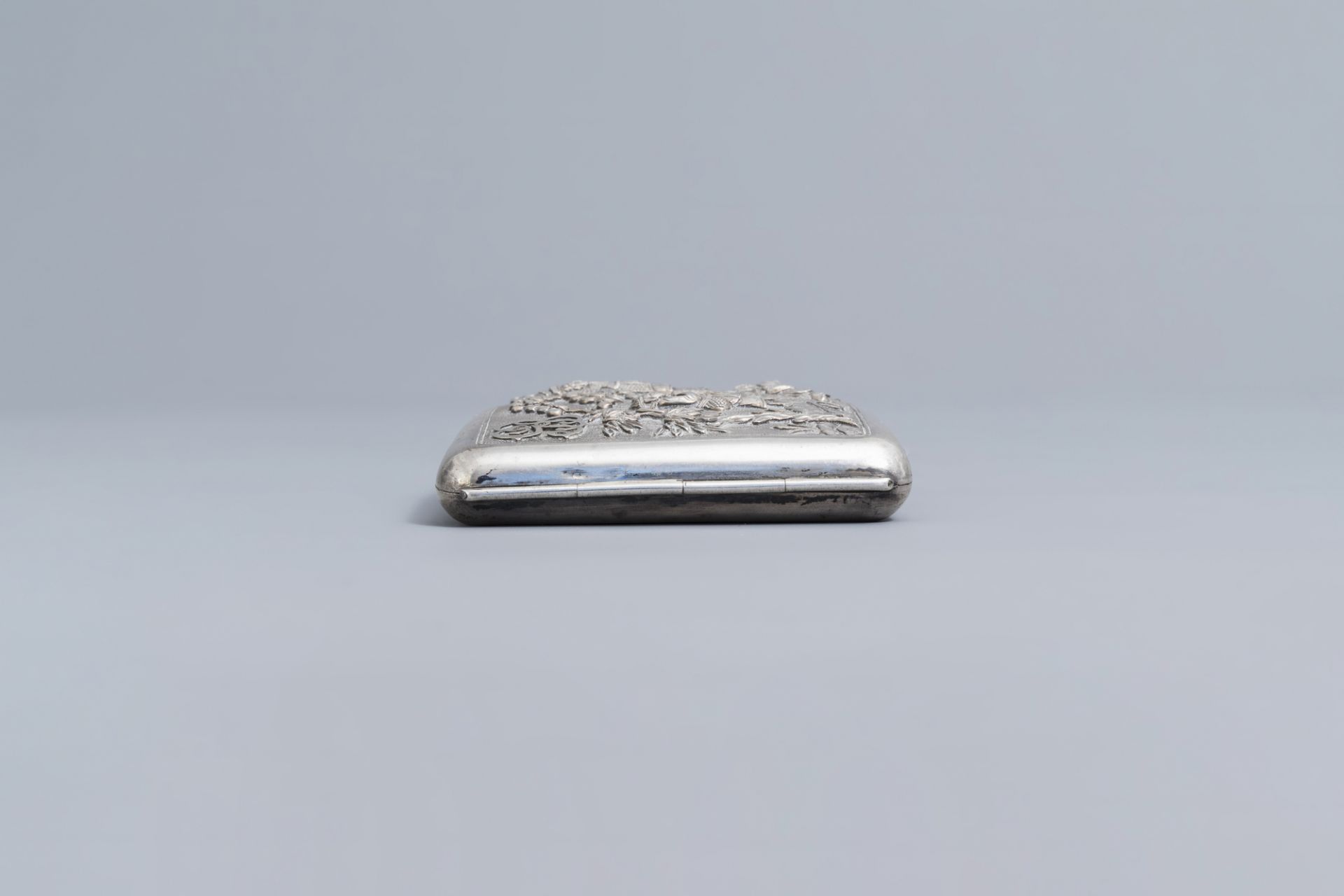 A Chinese silver cigarette box with figures in a landscape and monogram 'GB', 19th/20th C. - Image 7 of 8