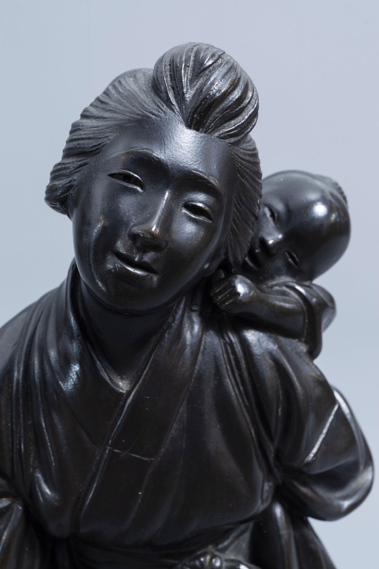 A Japanese bronze okimono of a mother and child on their way to the field, Meiji, 19th C. - Image 9 of 10