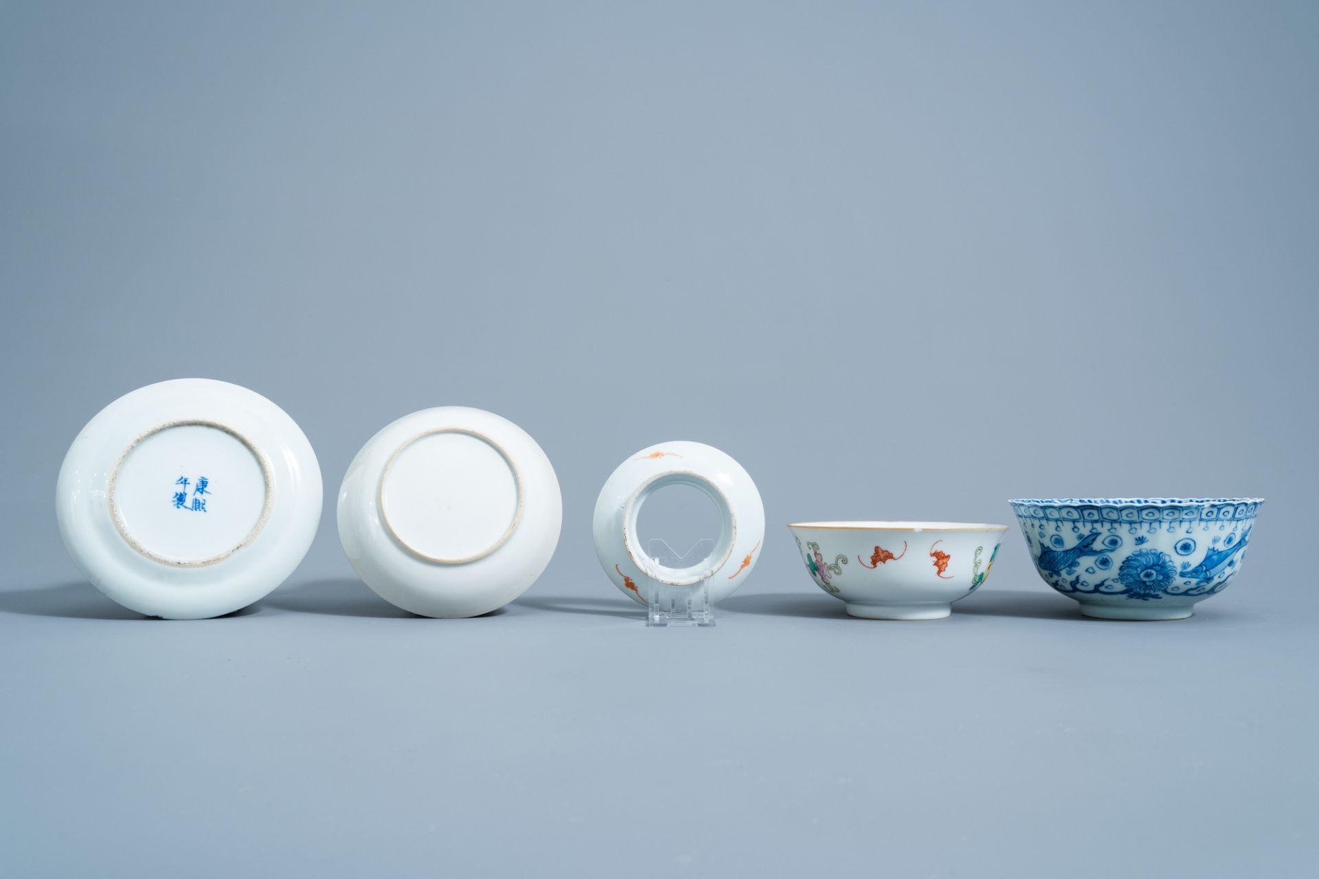 A varied collection of Chinese blue, white and famille rose porcelain, 19th/20th C. - Image 7 of 9