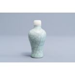 A Chinese celadon crackled glazed snuff bottle with ivory stopper, 19th/20th C.