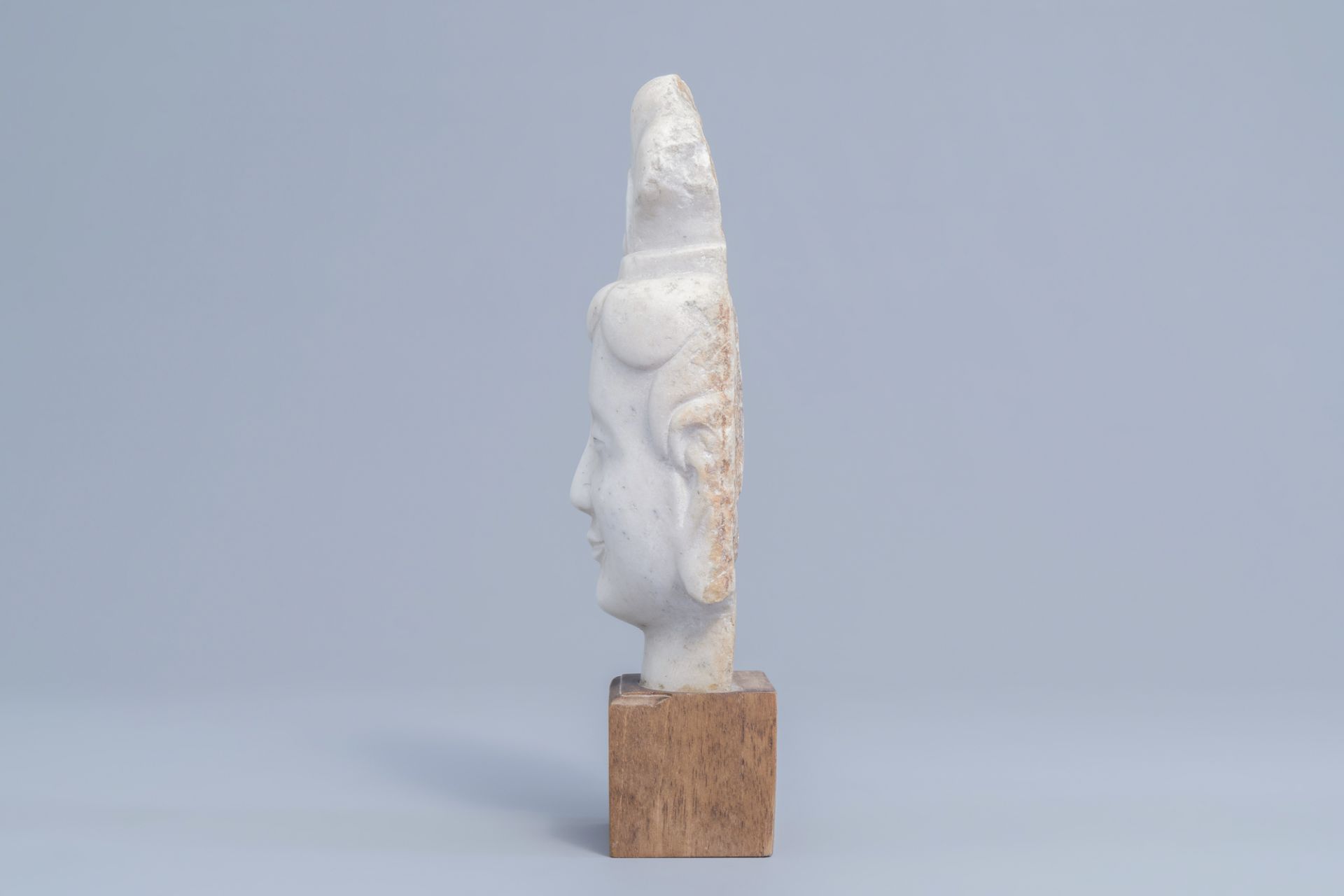 A Chinese white marble bust, 19th/20th C - Image 5 of 7