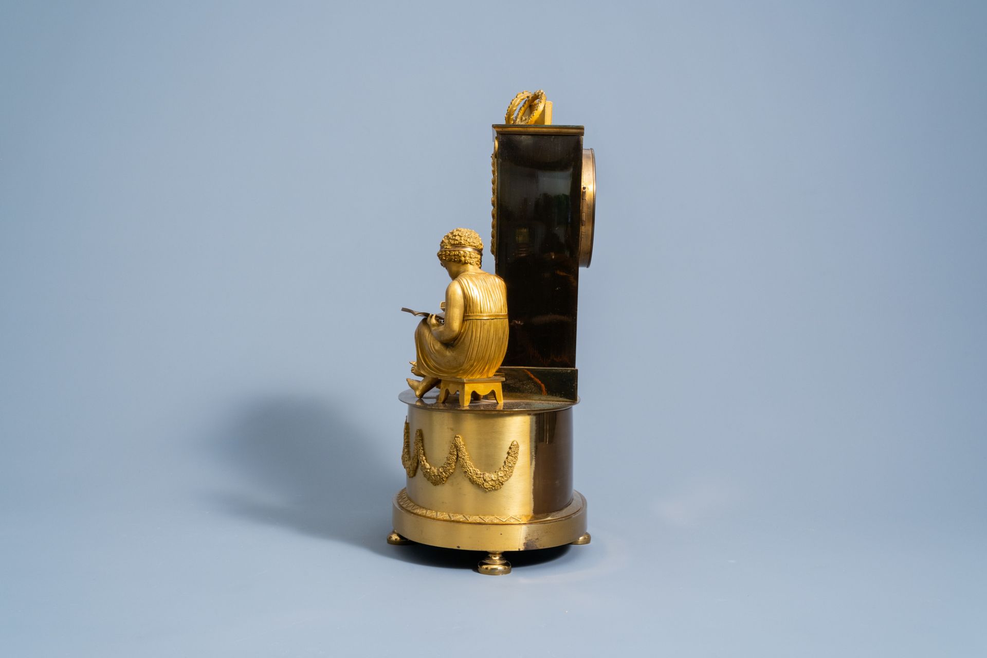 A fine French Empire gilt bronze mantel clock with children reading in a library, 19th C. - Image 4 of 15