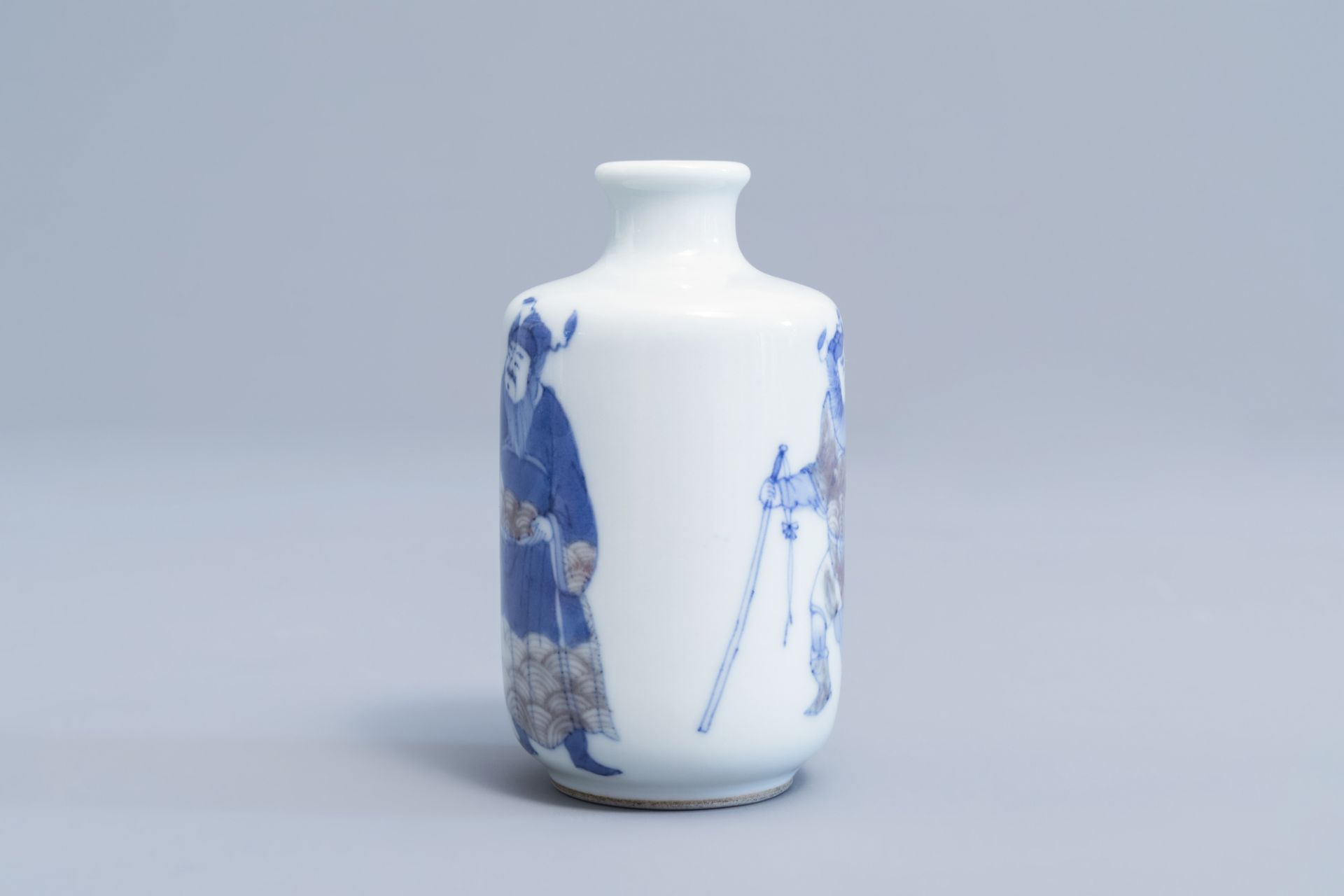A Chinese blue, white and underglaze red snuff bottle with figures, 19th/20th C. - Image 5 of 7