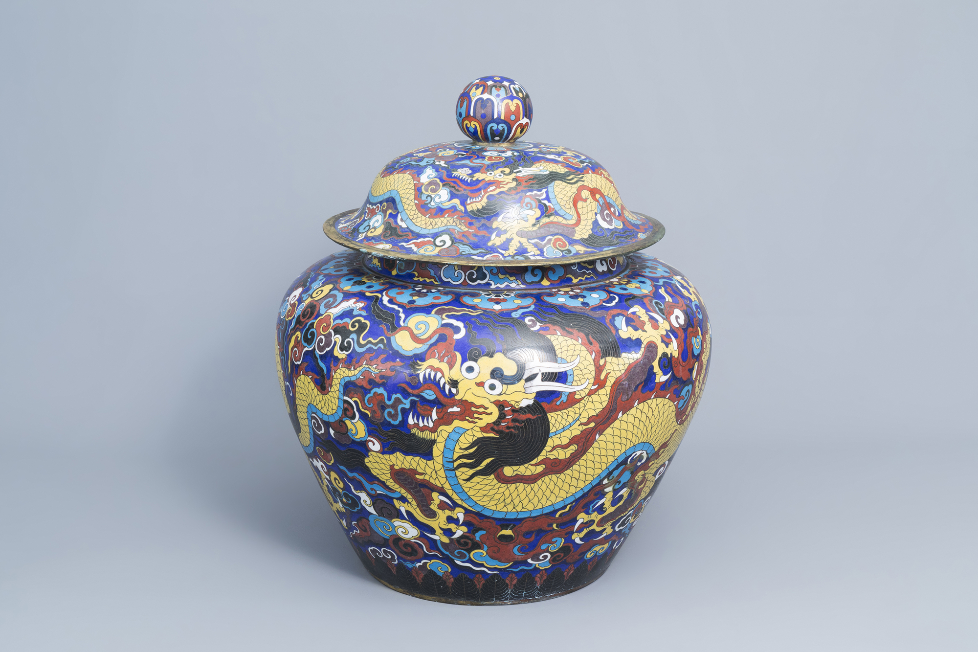 A large Chinese cloisonne 'dragons' jar and cover, 20th C.