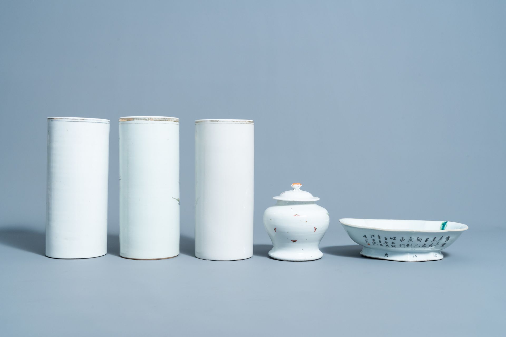 A varied collection of Chinese qianjiang cai and famille rose porcelain, 19th/20th C. - Image 5 of 8