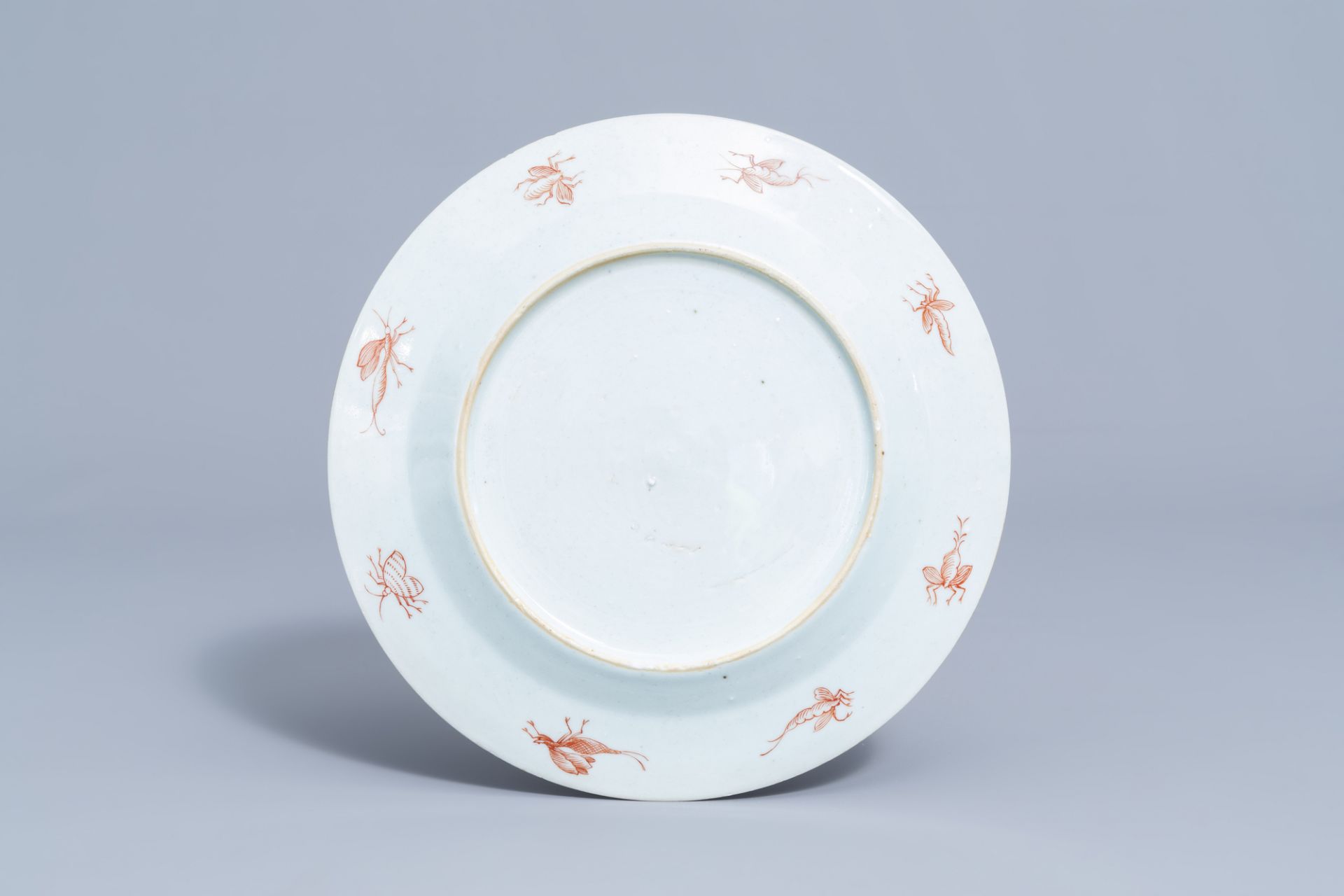 A Chinese famille rose plate with 'Dames au Parasol' after Cornelis Pronk, 19th/20th C. - Bild 2 aus 2