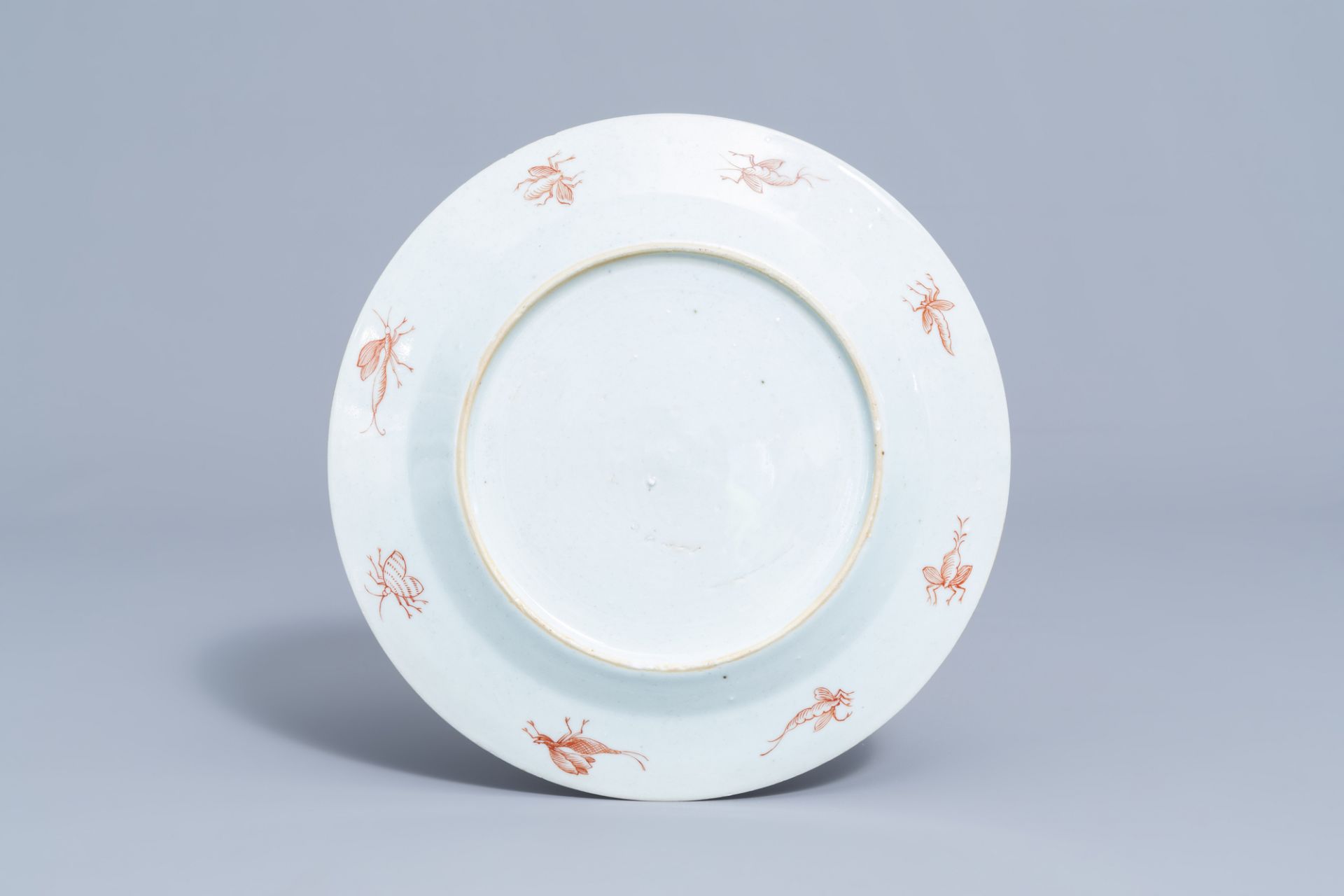 A Chinese famille rose plate with 'Dames au Parasol' after Cornelis Pronk, 19th/20th C. - Image 2 of 2