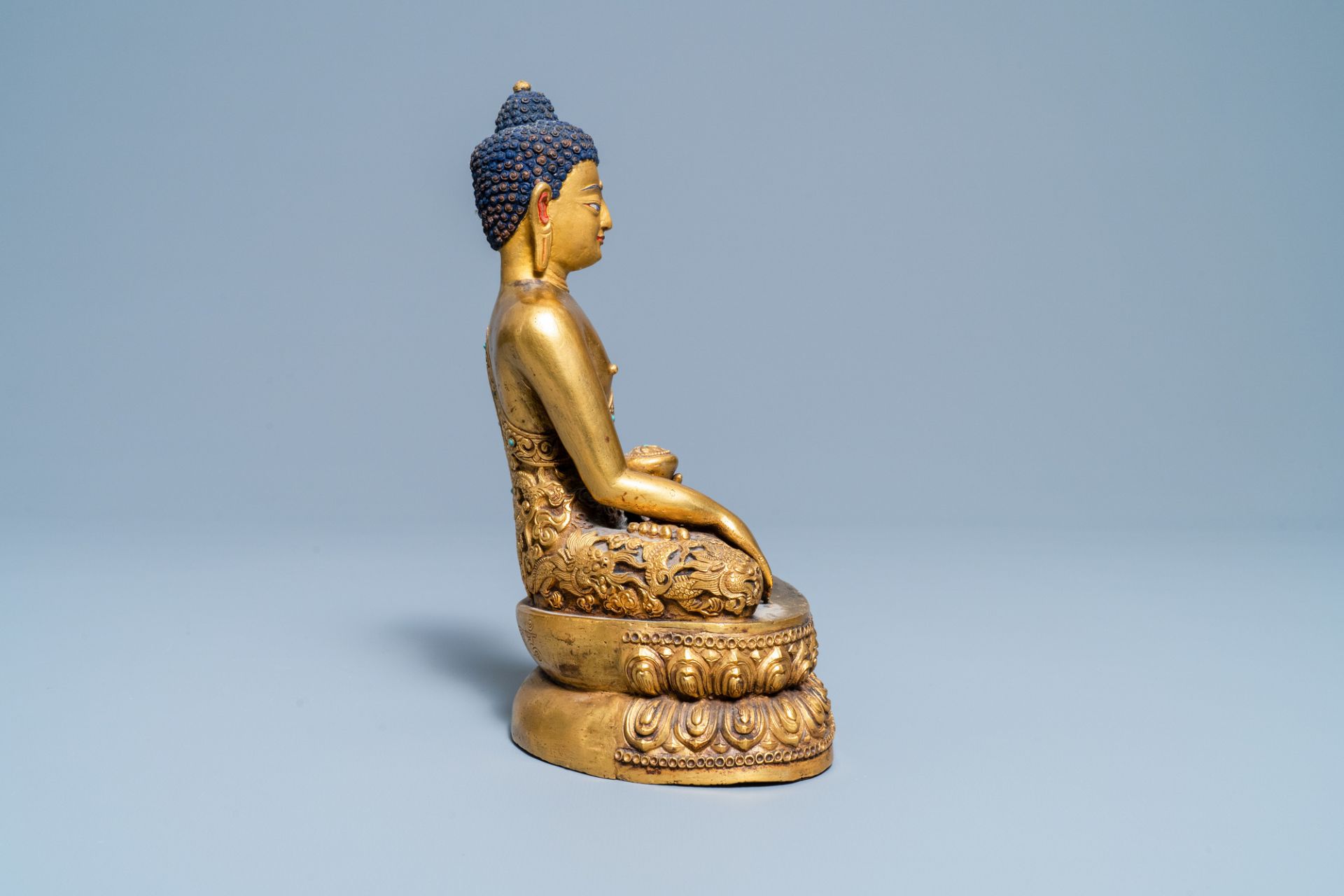 A Chinese turquoise inlaid gilt bronze figure of Buddha with an inscription, 20th C. - Image 4 of 6