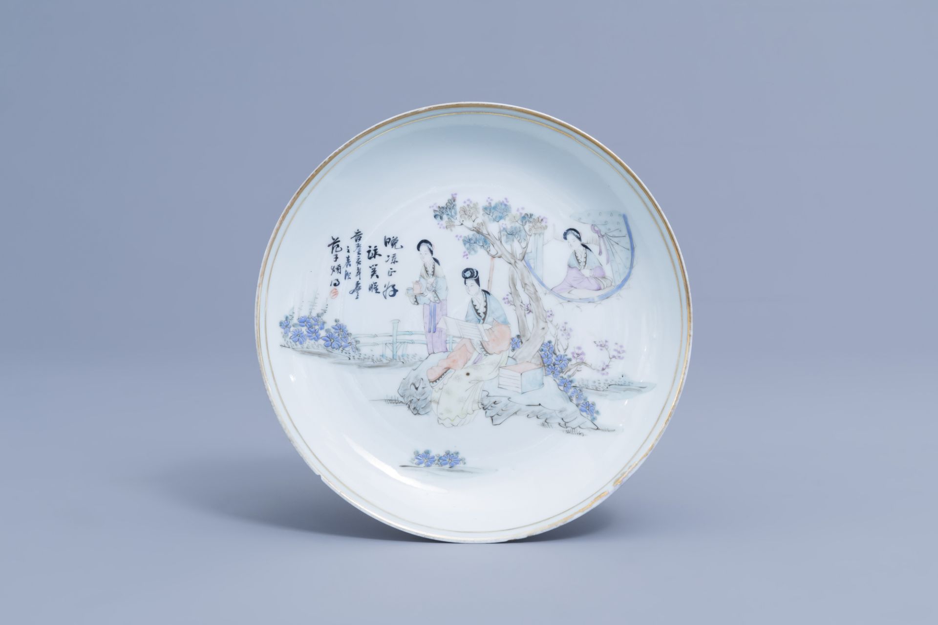 A varied collection of Chinese polychrome porcelain, 19th/20th C. - Image 14 of 15