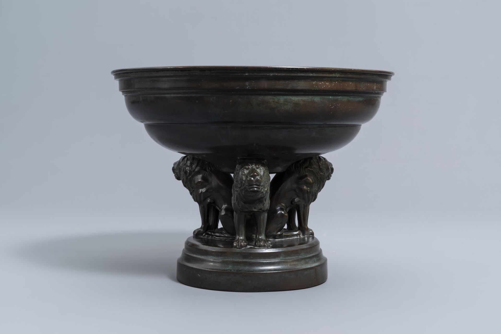 A French bronze and copper bowl resting on three lions, 19th/20th C - Image 4 of 7