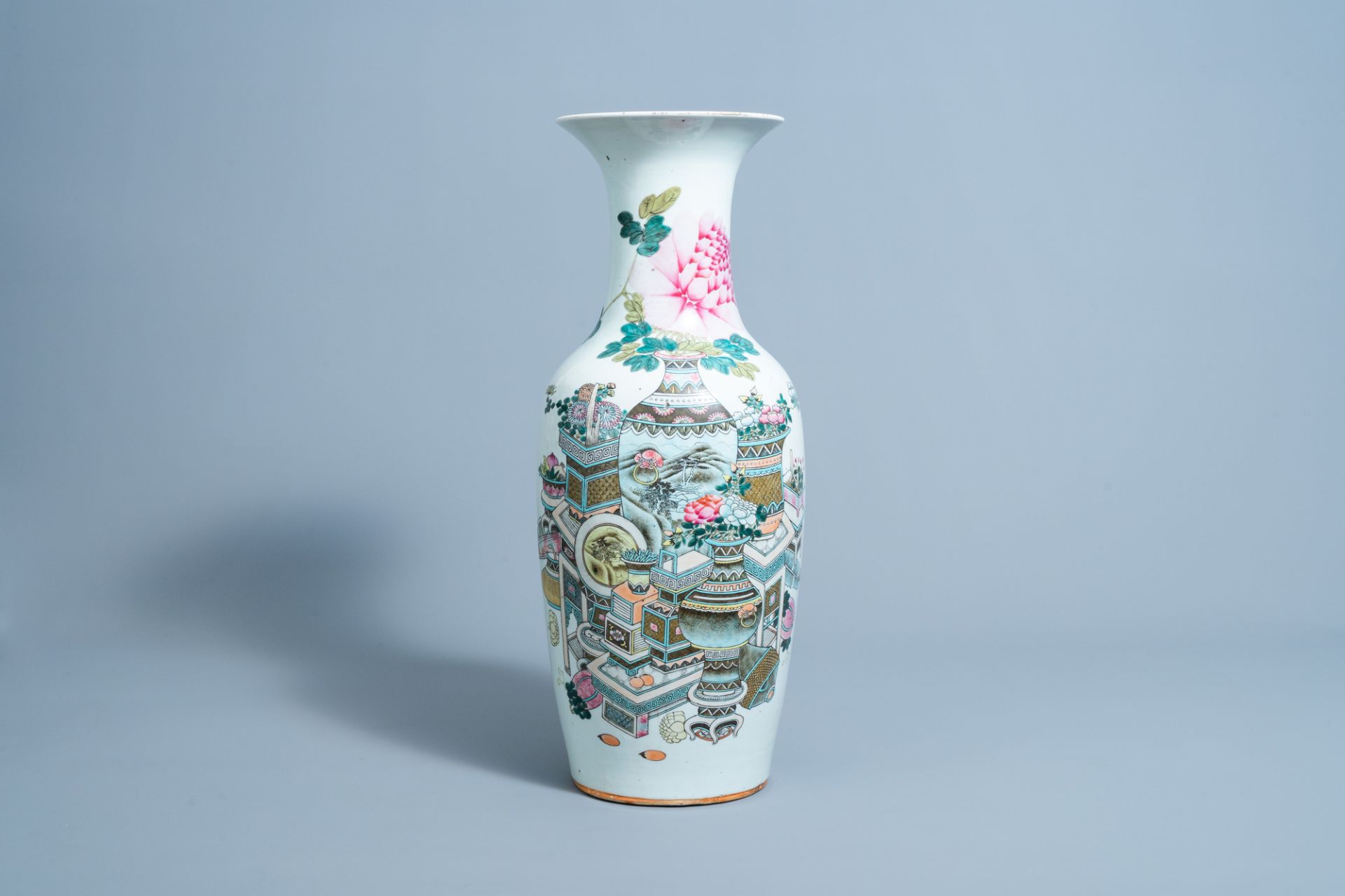 A Chinese qianjiang cai vase with antiquities design, 19th/20th C.