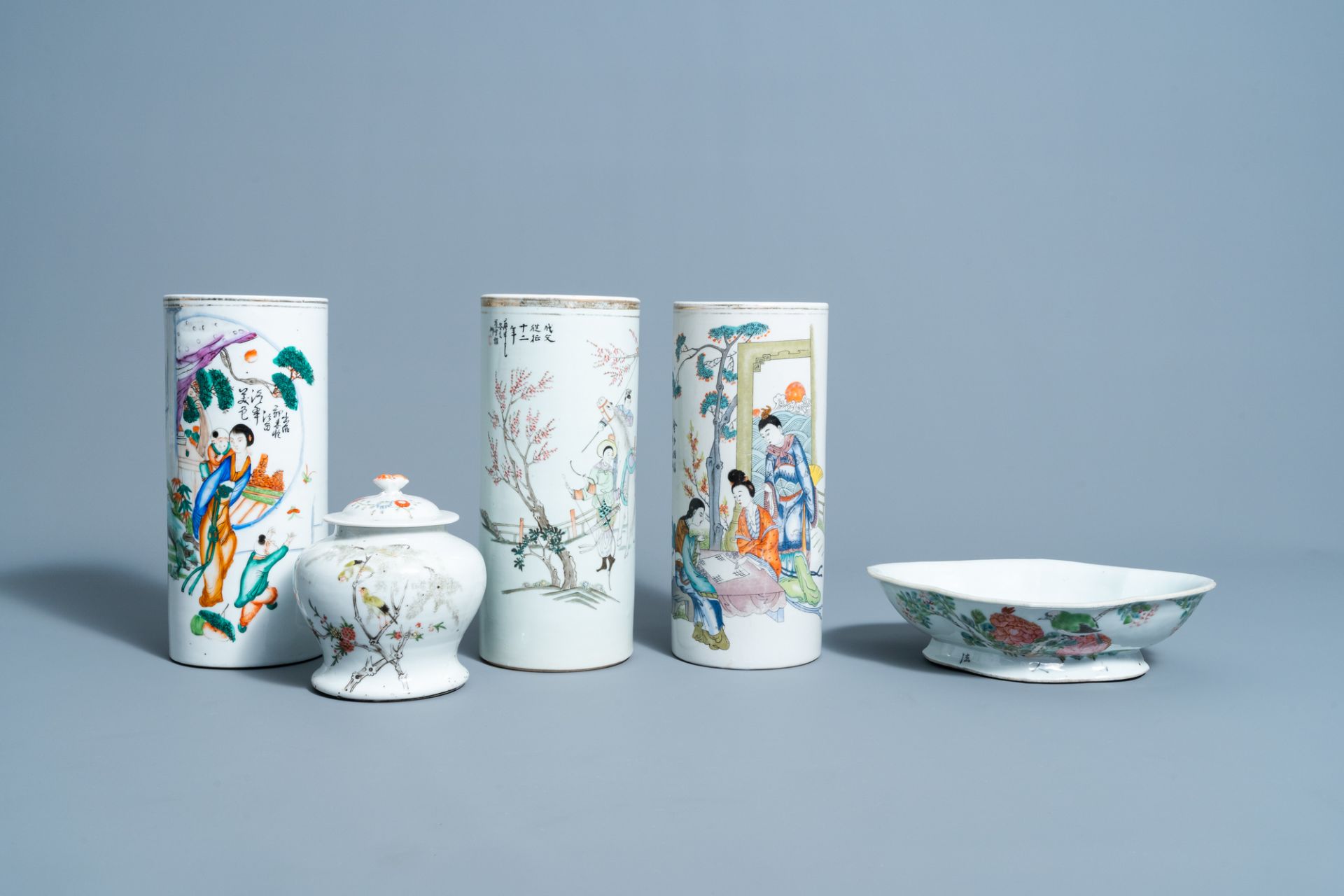 A varied collection of Chinese qianjiang cai and famille rose porcelain, 19th/20th C.