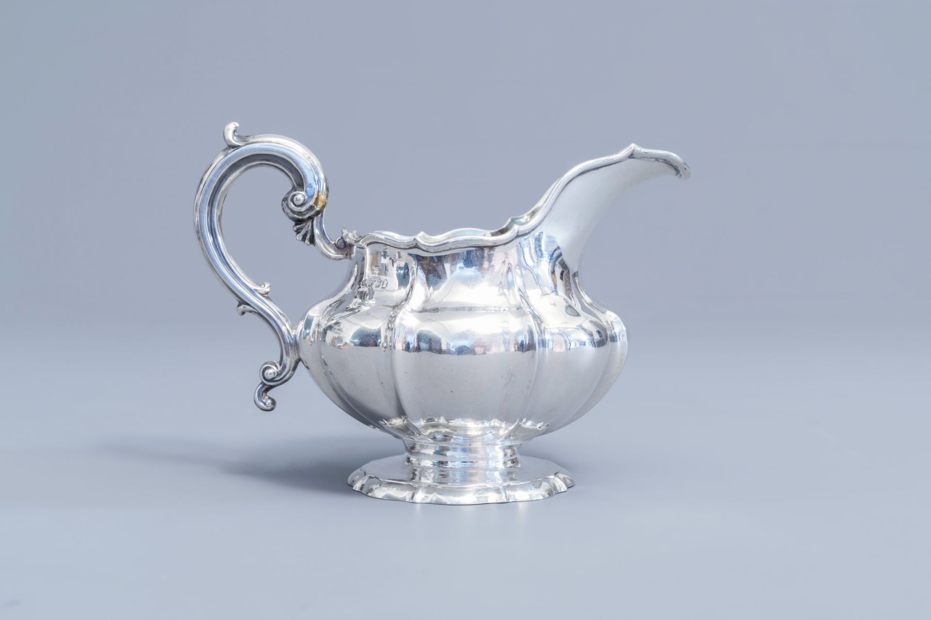 An English silver sauce boat, London, maker's mark W.B., 925/000, dated 1833 - Image 2 of 9