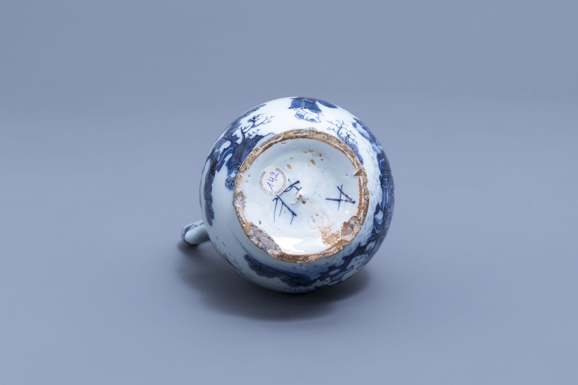 A Dutch Delft blue and white chinoiserie jug, 17th C. - Image 7 of 8