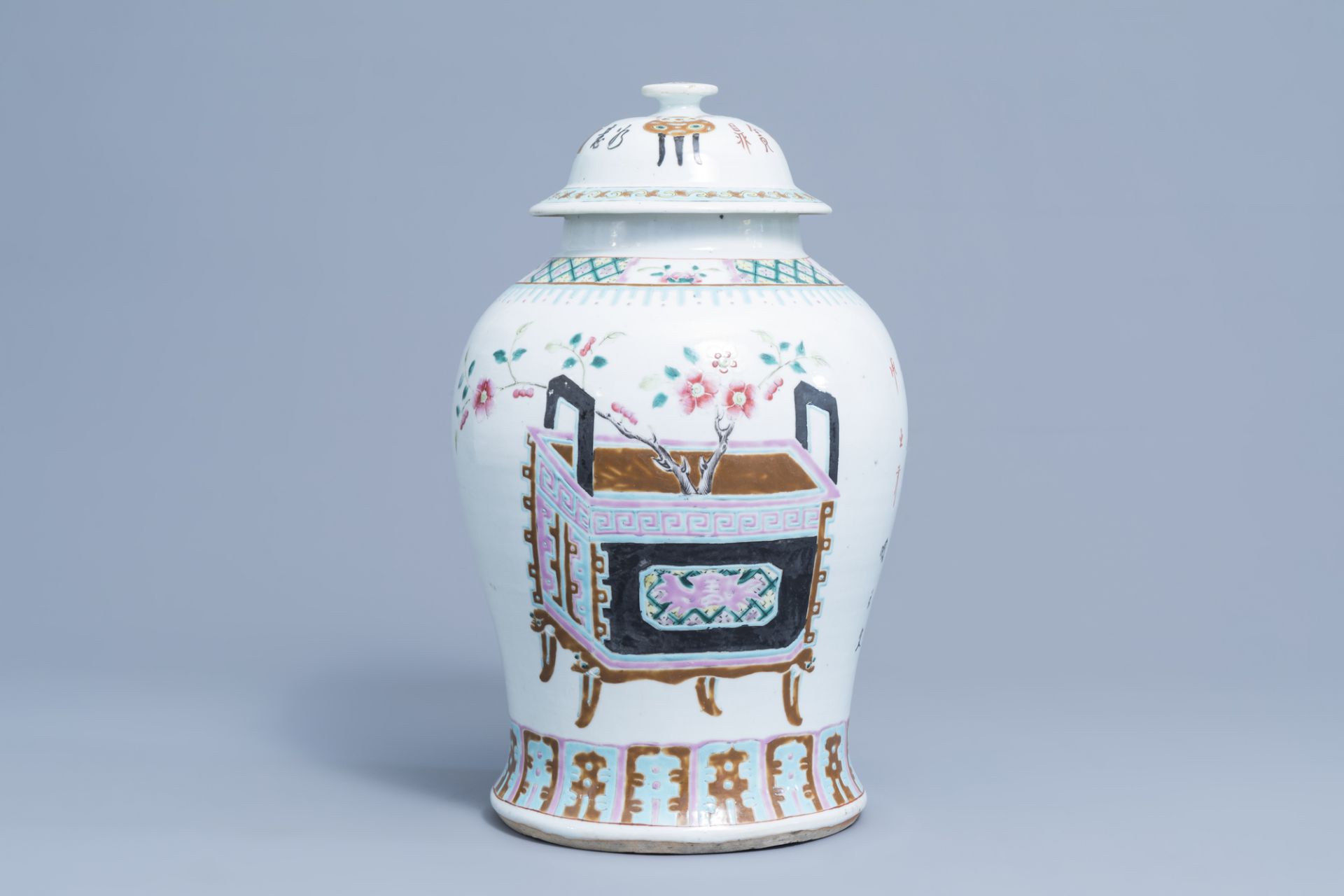 A Chinese famille rose vase and cover with flower baskets, 19th C. - Bild 3 aus 8