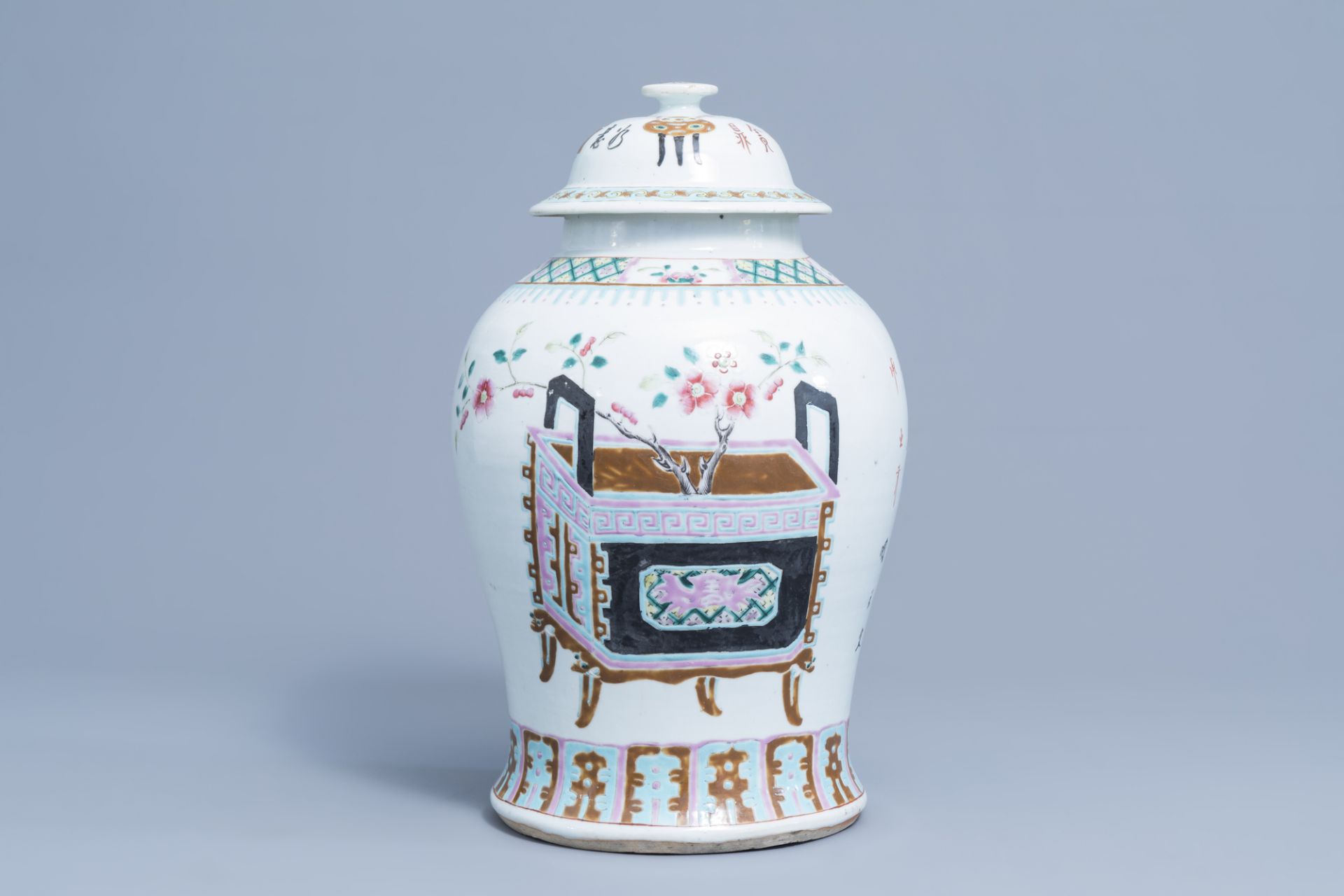 A Chinese famille rose vase and cover with flower baskets, 19th C. - Image 3 of 8