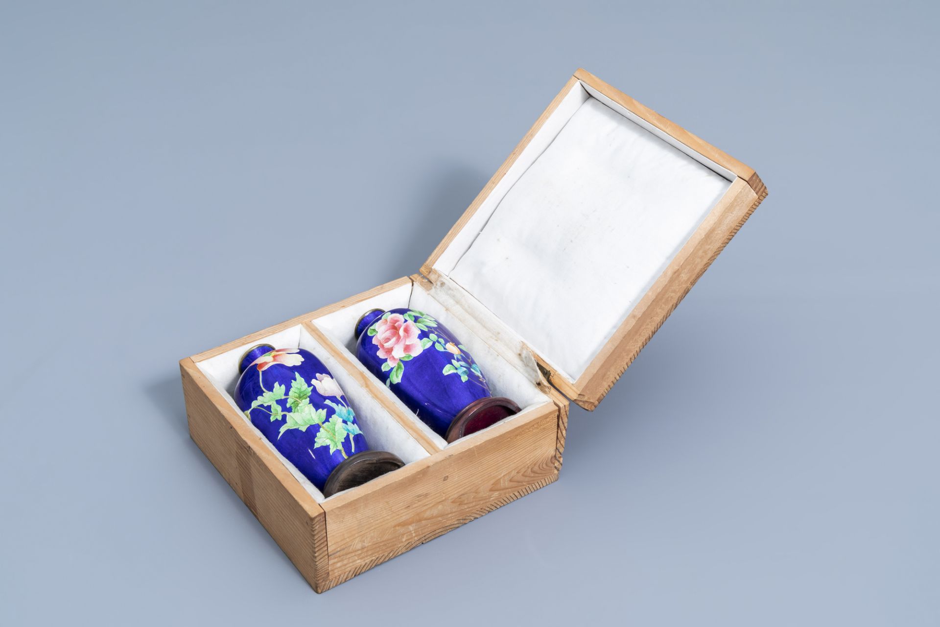 A pair of Japanese cloisonne vases with floral design, marked Hattori, Meiji, ca. 1900 - Image 10 of 11