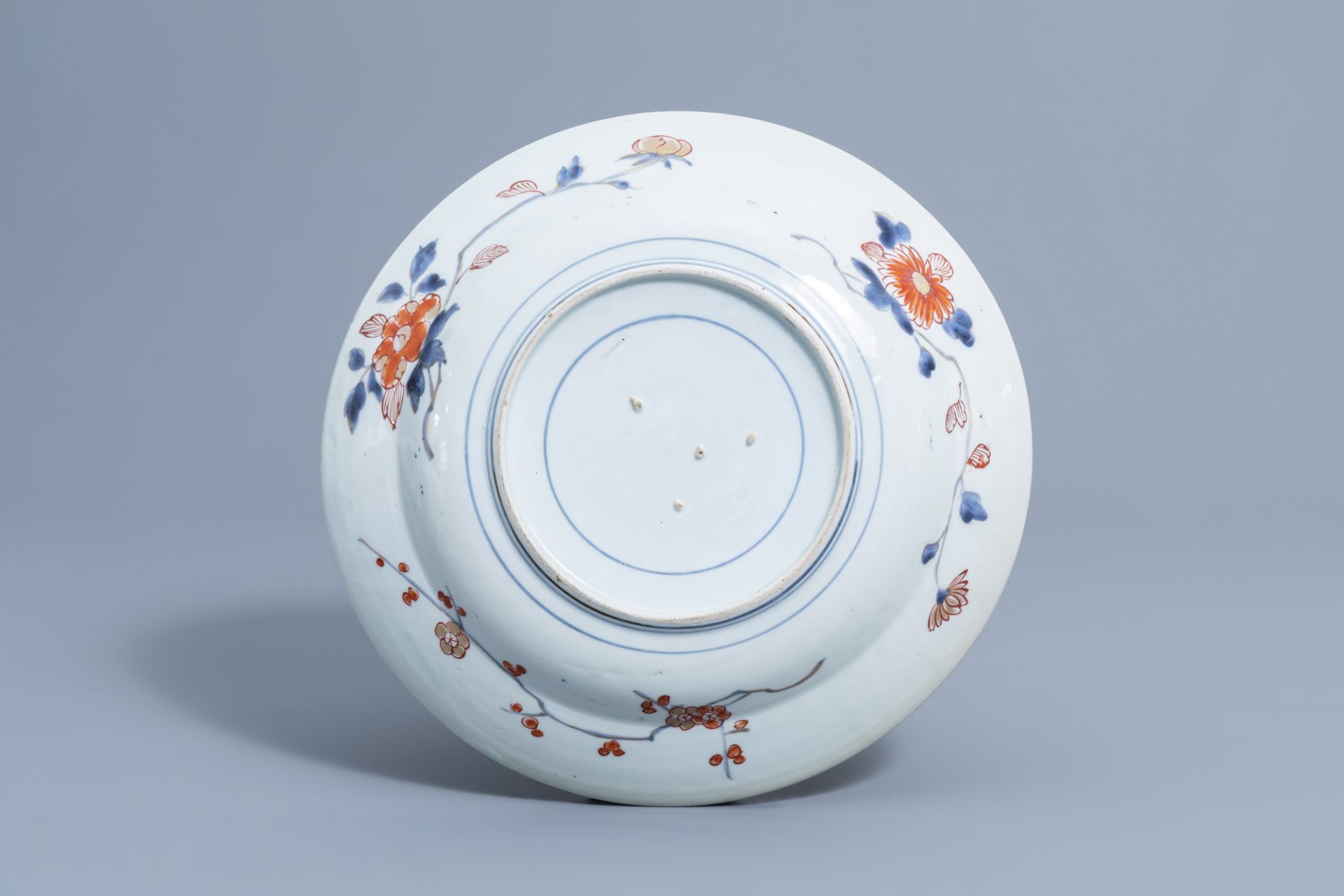 A Japanese Imari charger with a flower basket and floral design, Edo, 18th C. - Image 3 of 3