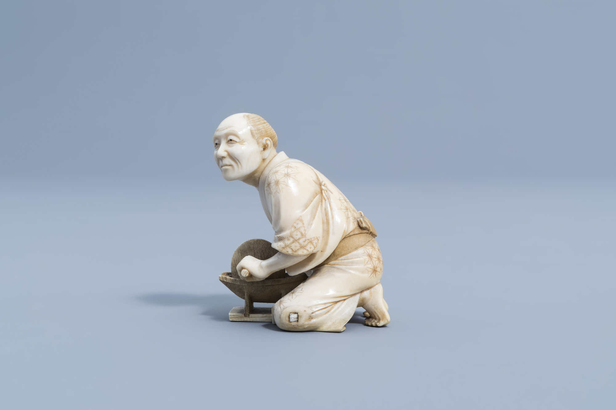 A Chinese carved Canton ivory card case & a signed Japanese ivory okimono of a man, Meiji, 19th C. - Image 6 of 13