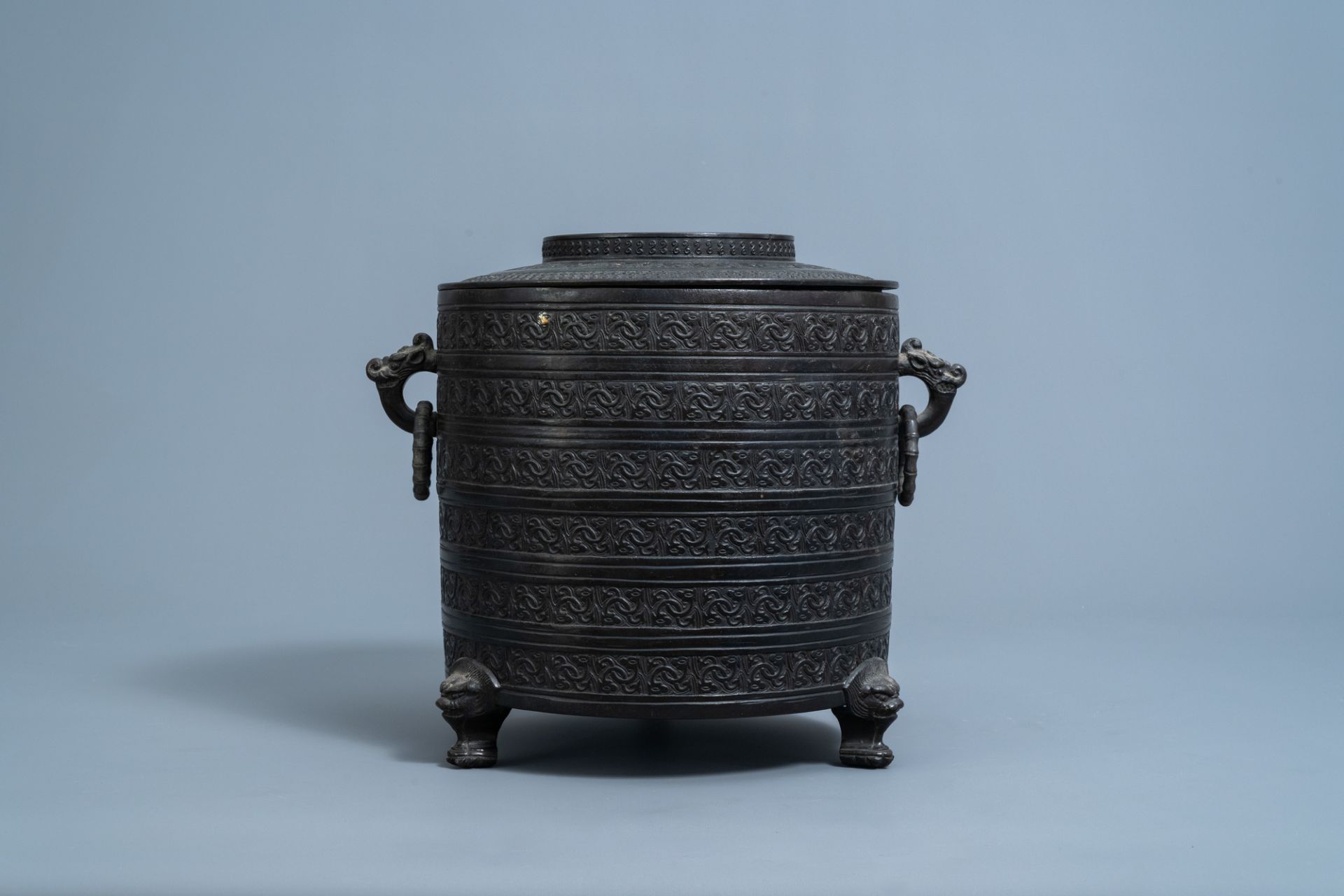 A Chinese bronze tripod censer and cover, Ming/Qing - Image 4 of 7