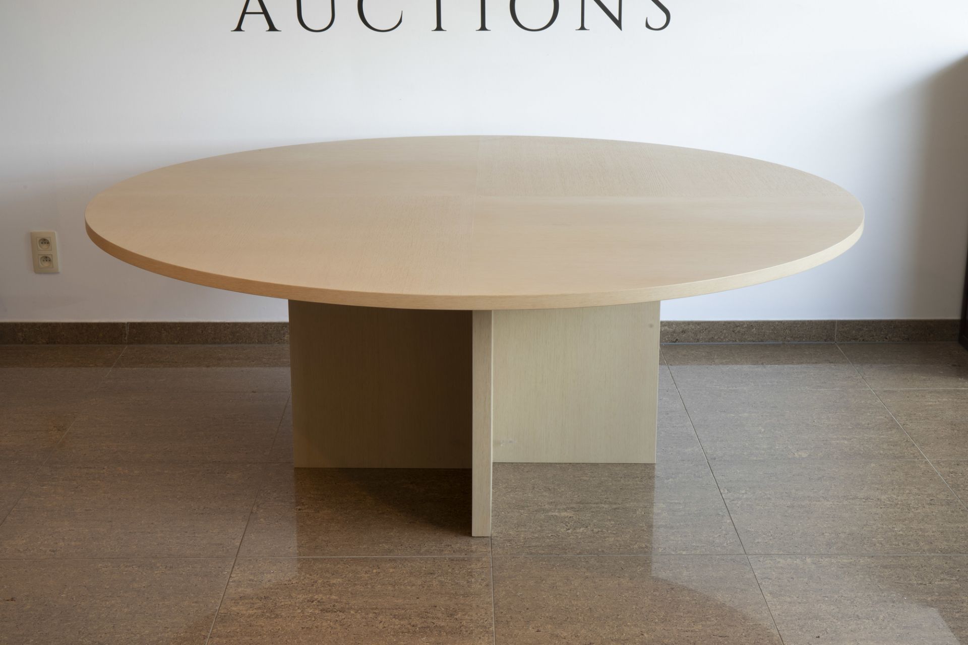 A large, round oak design table, Minus, Poperinge, 21st C. - Image 3 of 9