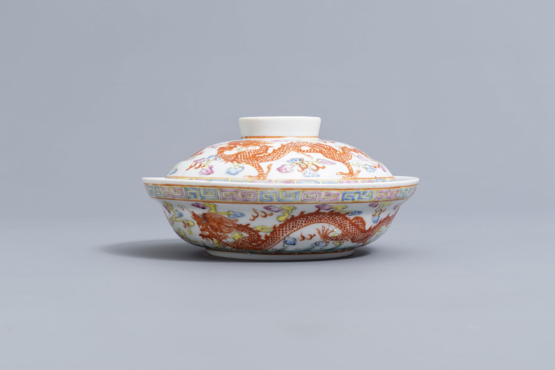 A Chinese famille rose 'dragons and phoenix' bowl and cover, Jingdezhen mark, 20th C. - Bild 2 aus 7