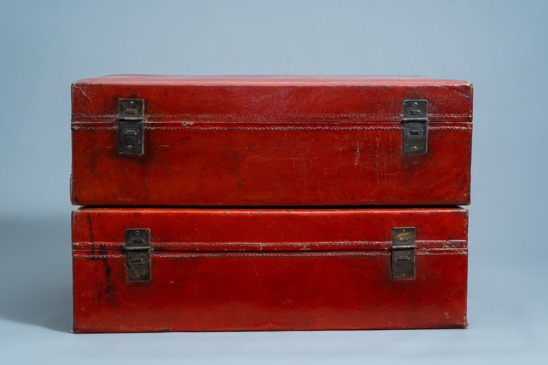 A pair of Chinese partly red lacquered leather travel trunks with floral design, 20th C - Image 6 of 13