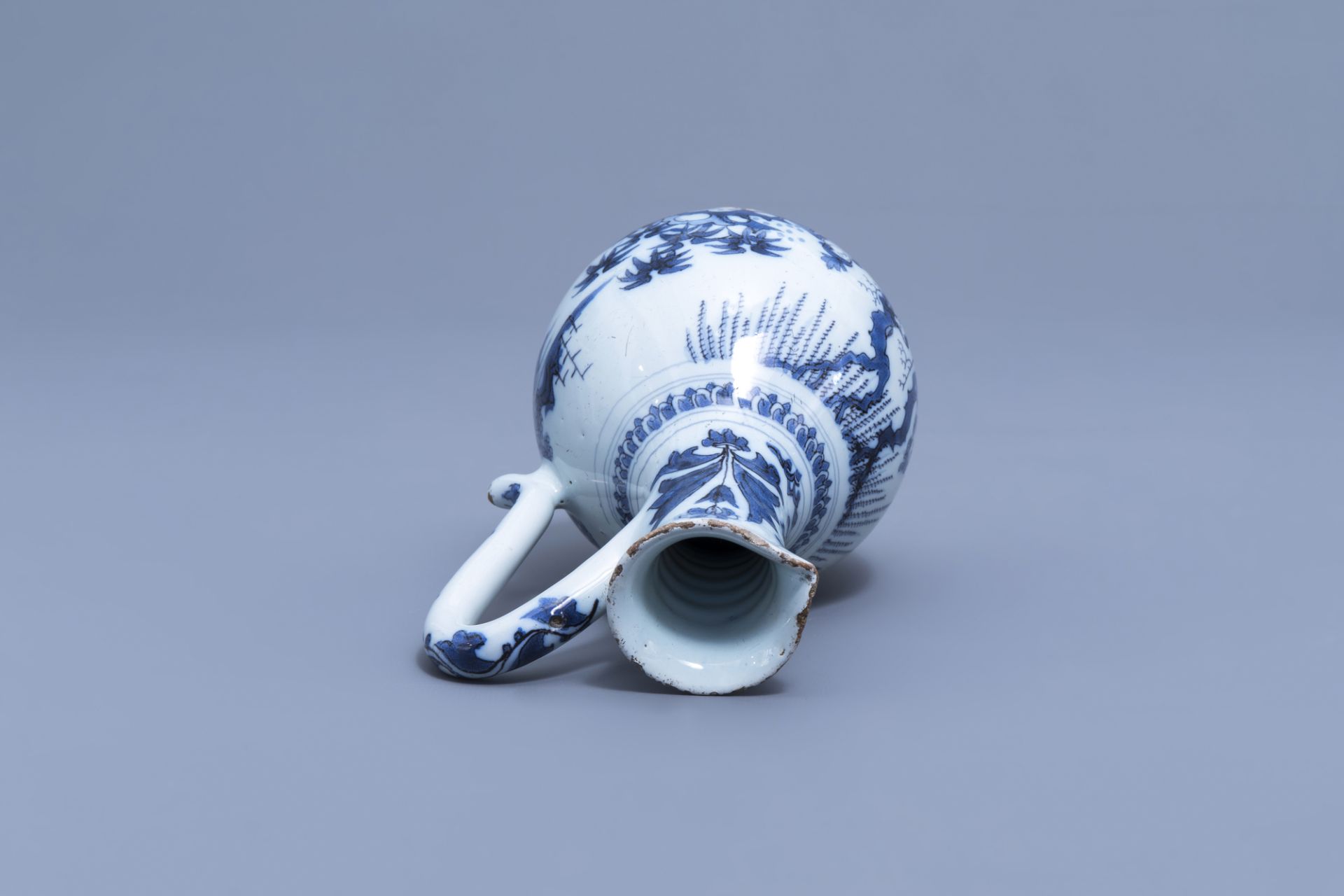 A Dutch Delft blue and white chinoiserie jug, 17th C. - Image 6 of 8