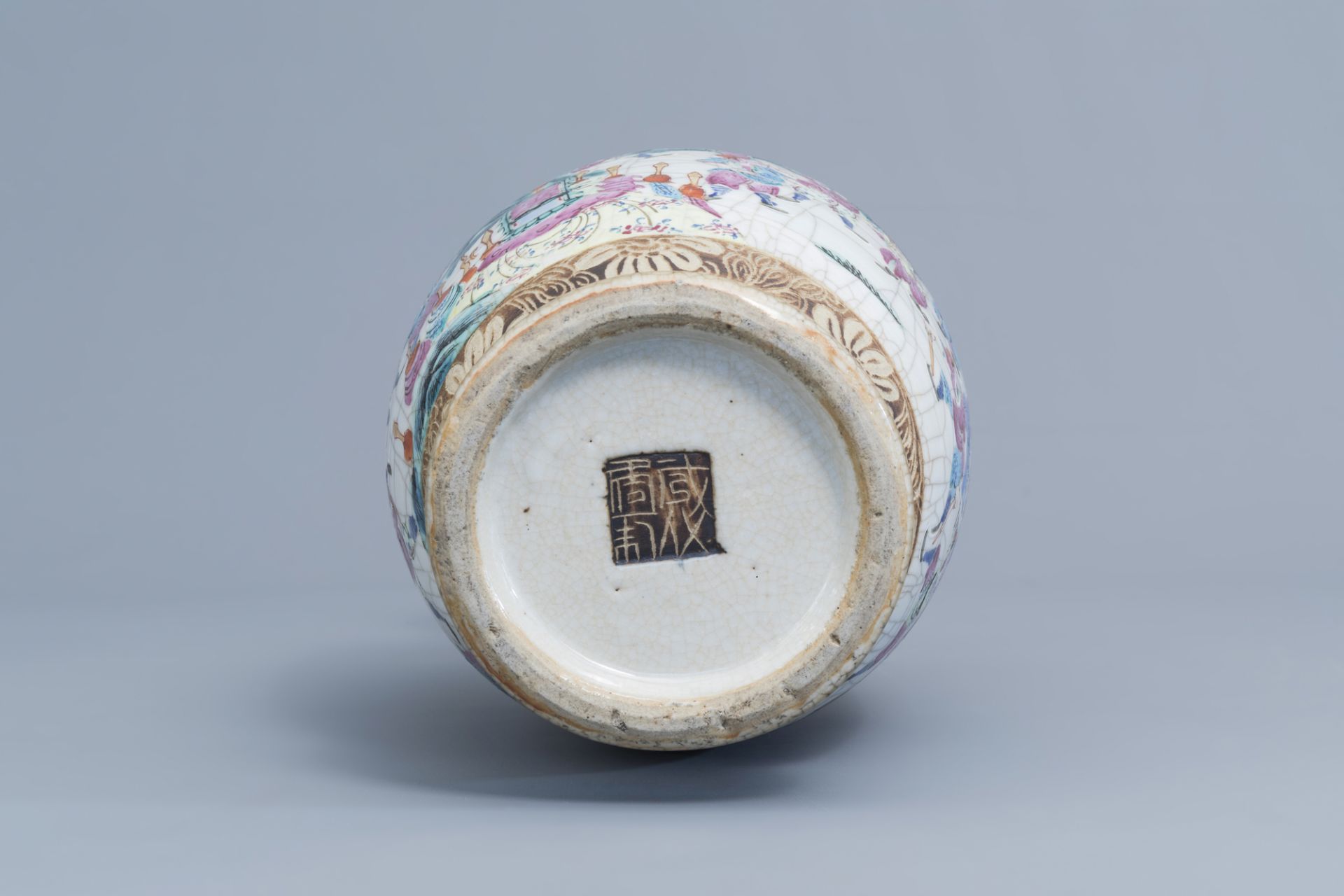 A Chinese Nanking crackle glazed famille rose 'warrior' vase, 19th C. - Image 6 of 6