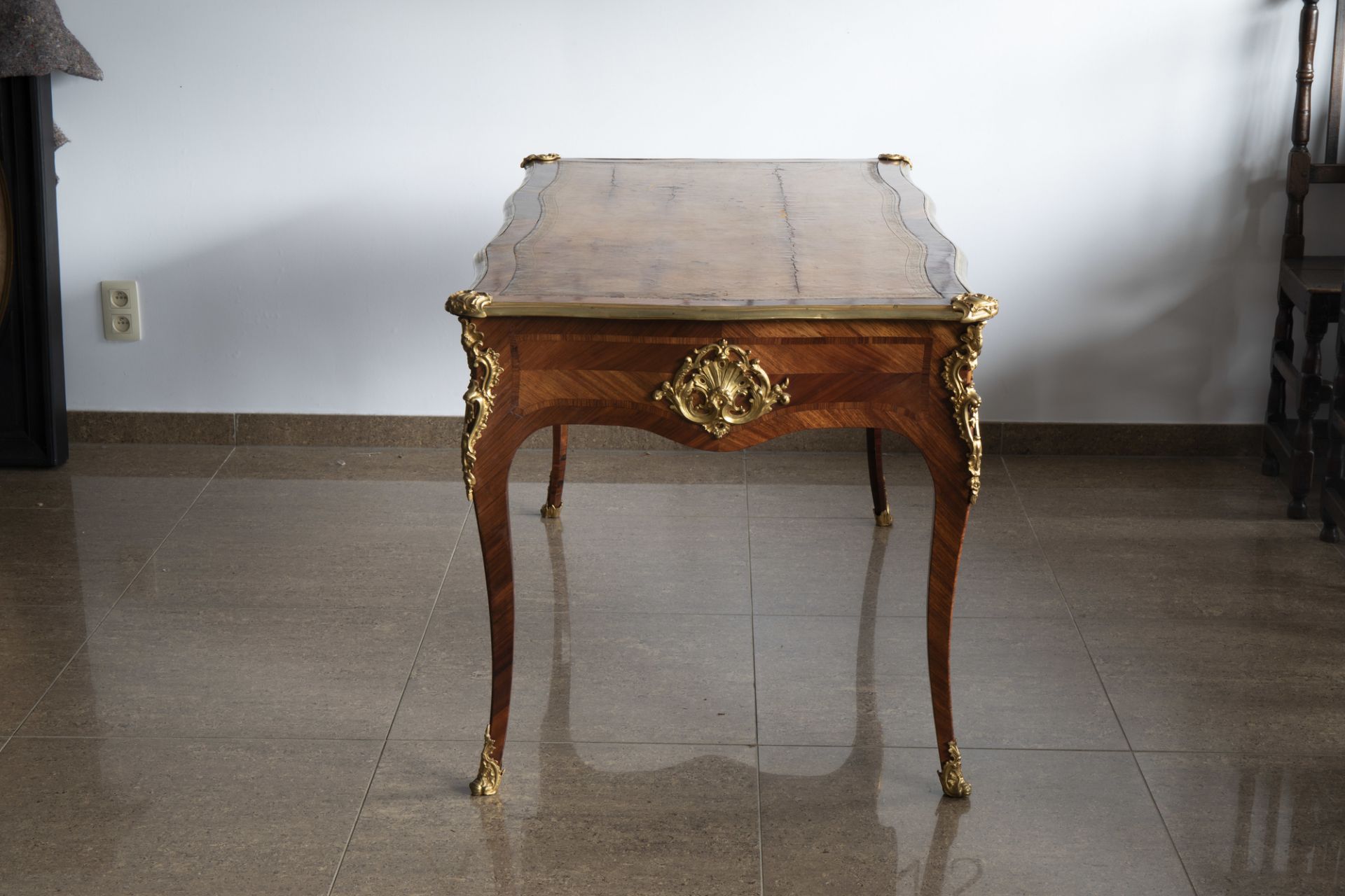 An extremely fine French Louis XV style gilt bronze chinoiserie mounted kingwood bureau plat, mid 18 - Image 6 of 7