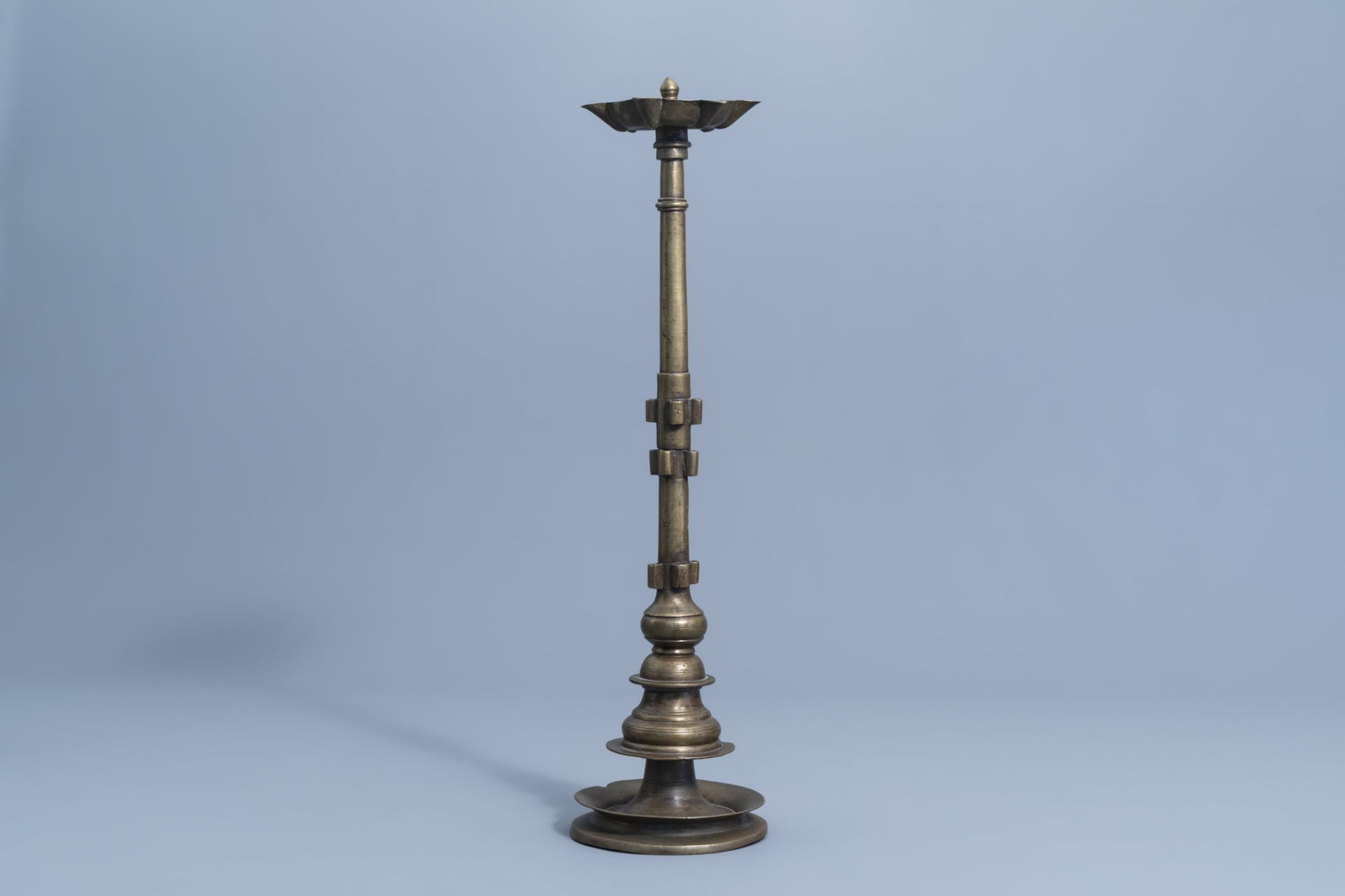 A large Indian bronze temple oil lamp, 18th/19th C. - Image 3 of 15