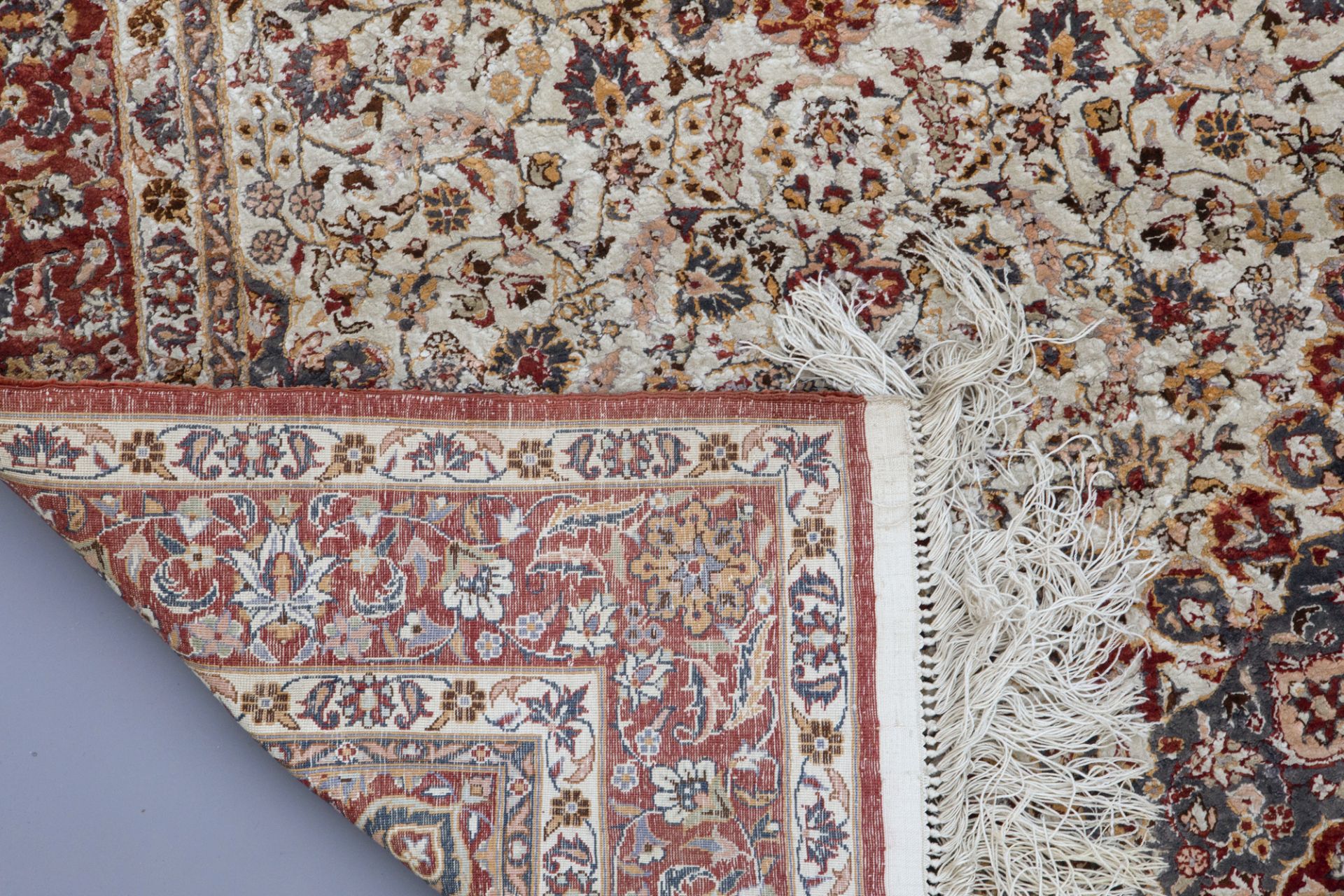 Two Oriental rugs with floral design, birds and a central medallion, silk on cotton, 20th C. - Image 4 of 4