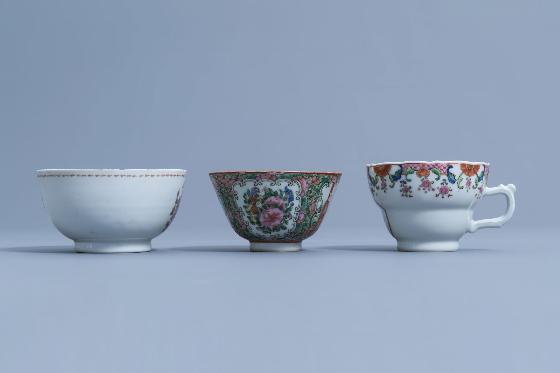 A varied collection of Chinese famille rose, verte, blue & white porcelain, 18th C. & later - Image 28 of 36