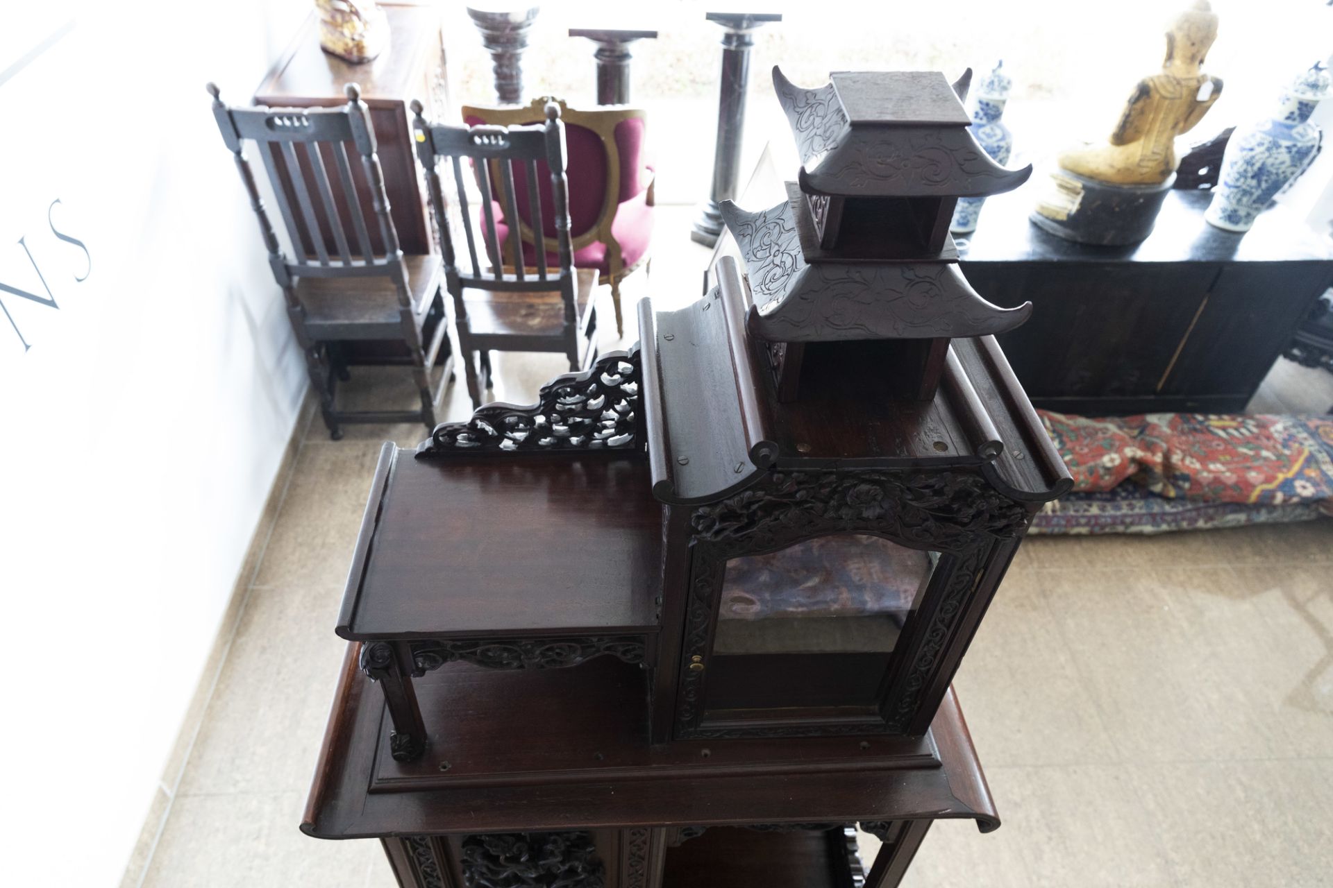 A Chinese reticulated wooden 'dragon' display cabinet, ca. 1900 - Image 7 of 7