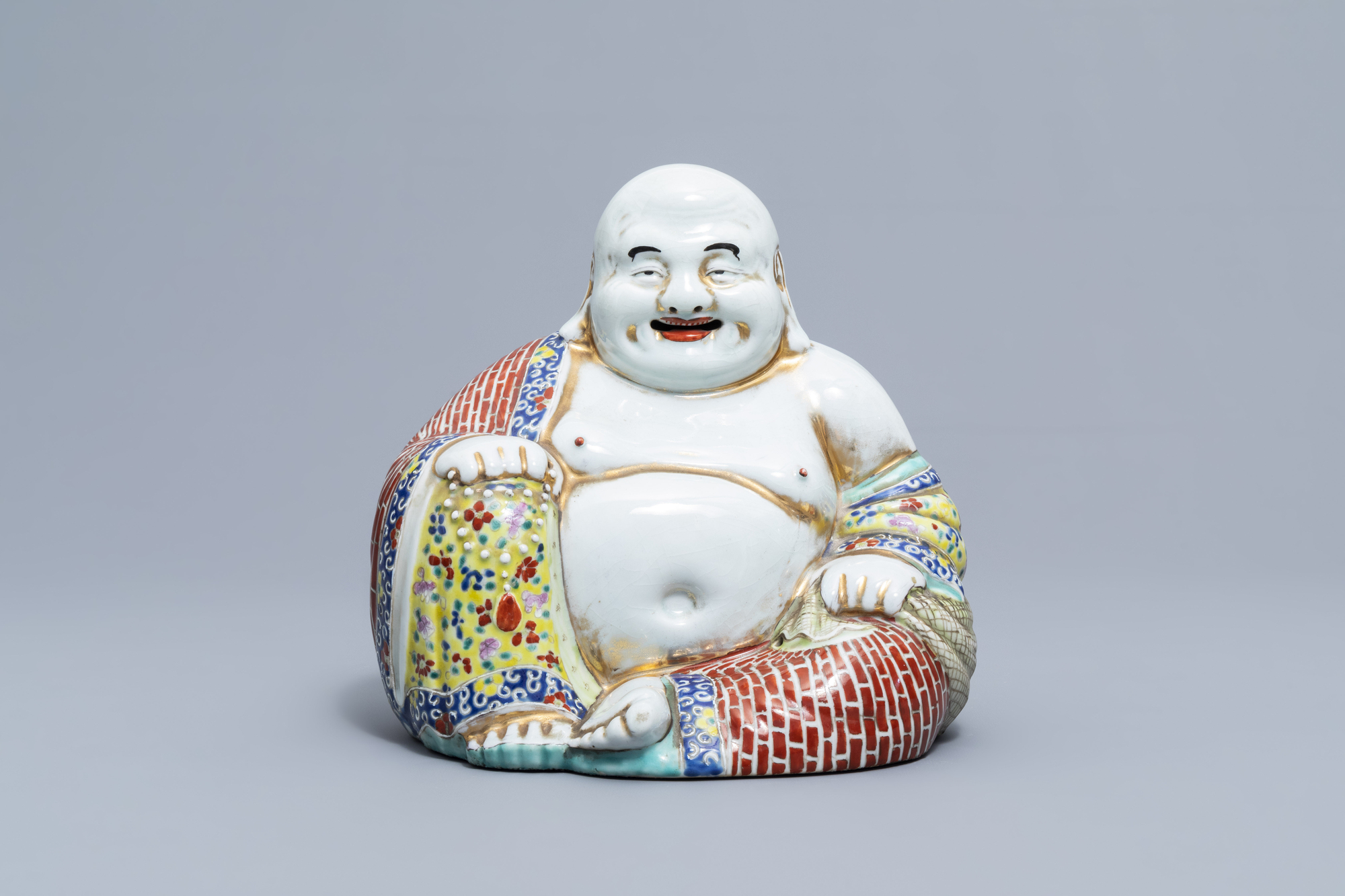 A Chinese famille rose figure of Buddha, 19th/20th C. - Image 2 of 8