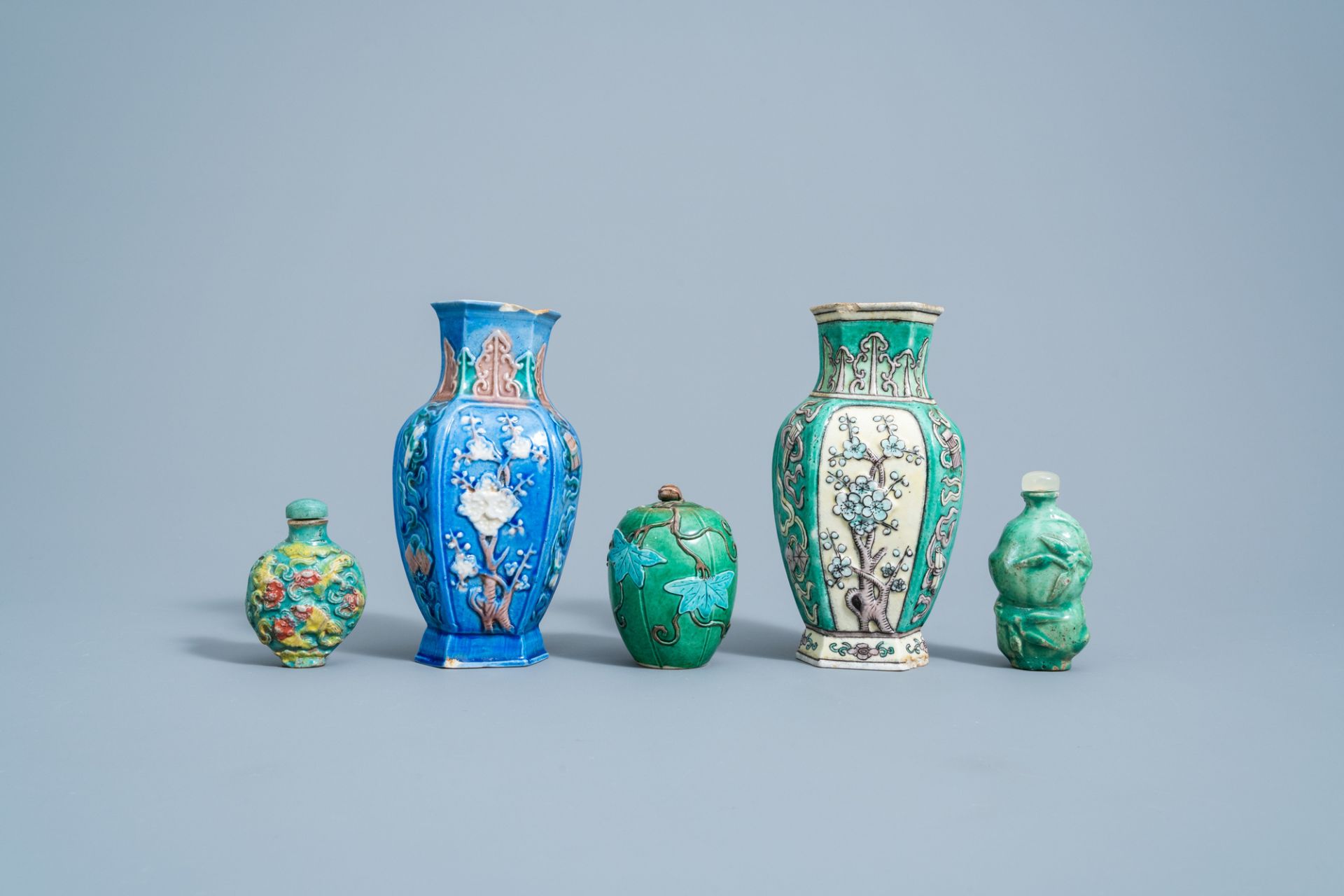 A Chinese sancai glazed jar & cover, two snuff bottles & two floral vases with antiquities, 19th/20t - Image 3 of 5